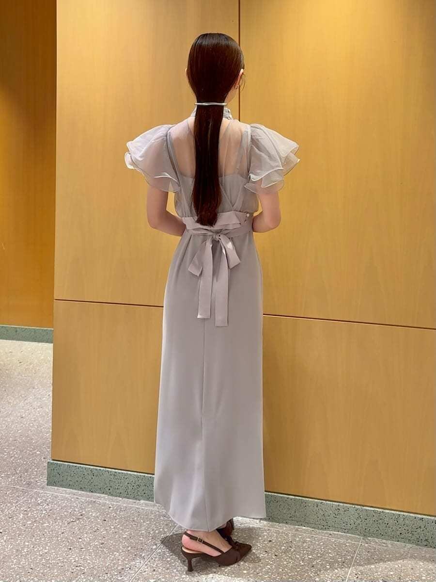 ブルー系のワンピースを着用したレディースの冬コーディネートの4枚目の写真