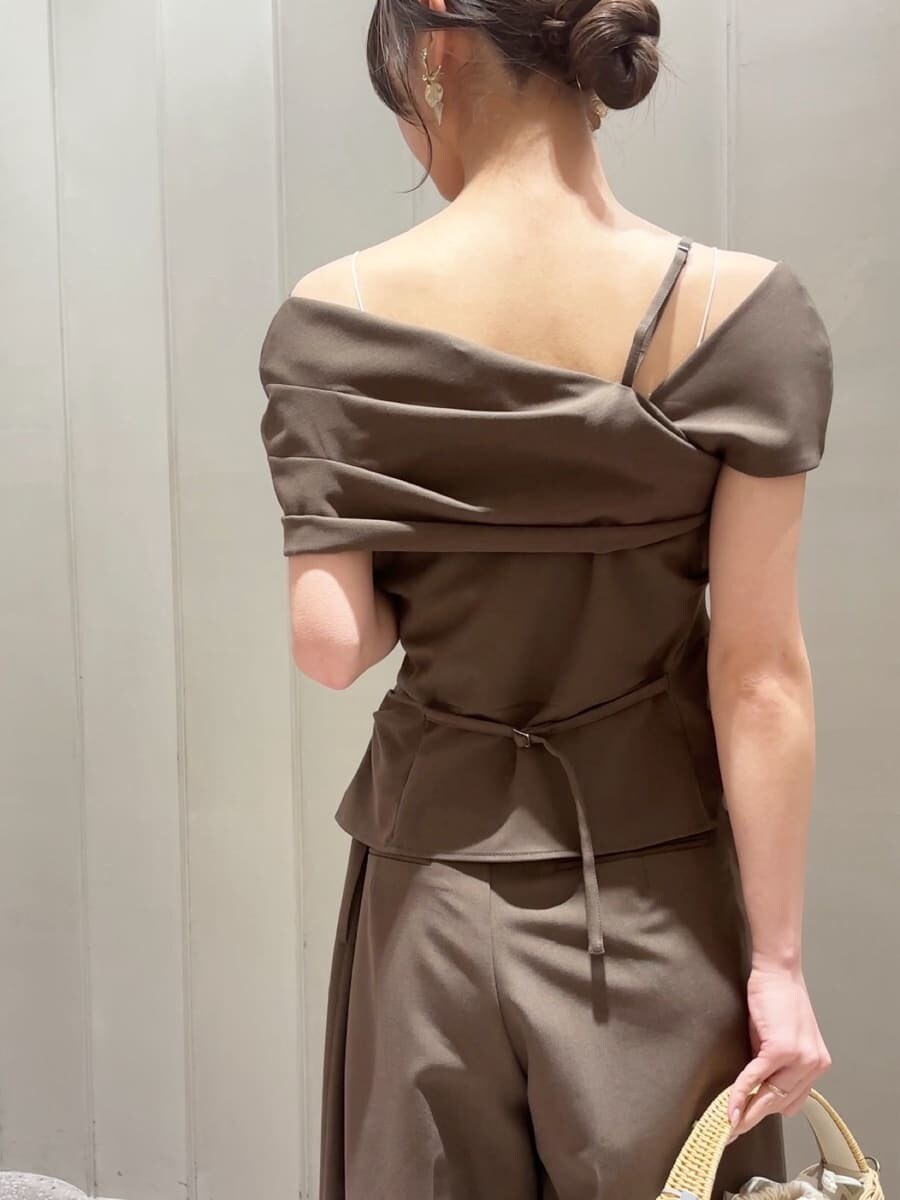 ホワイト系のかごバッグ、ブラウン系のその他パンツ、ホワイト系のサンダルを着用したレディースの春コーディネートの5枚目の写真