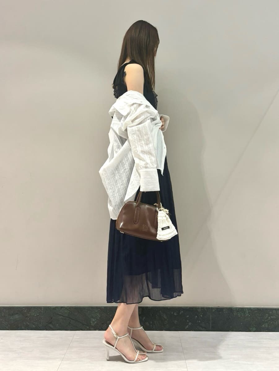 ホワイト系のシャツ/ブラウス、ブルー系のワンピース、ブラウン系のボストンバッグを着用したレディースの夏コーディネートの3枚目の写真