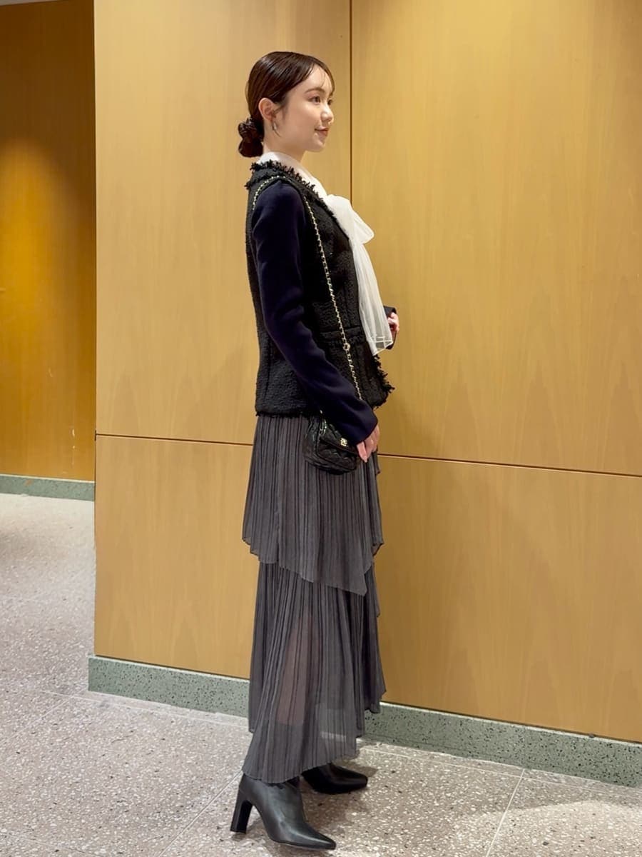 ブラック系のその他アウター、ブルー系のニット/セーター、その他のスカートを着用したレディースの秋コーディネートの2枚目の写真