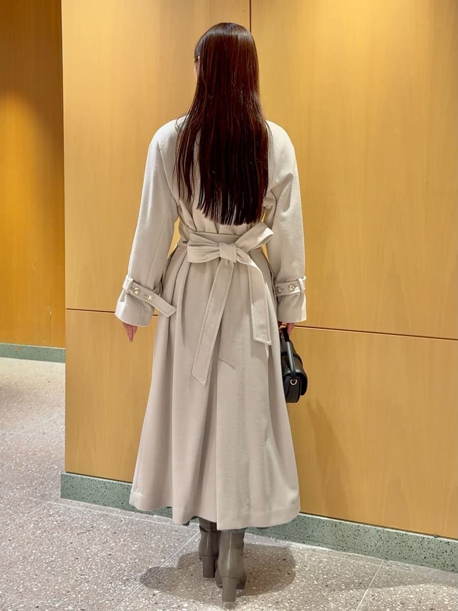 ホワイト系のチェスターコート、その他のワンピース、ブラック系のハンドバッグを着用したレディースの秋コーディネートの4枚目の写真