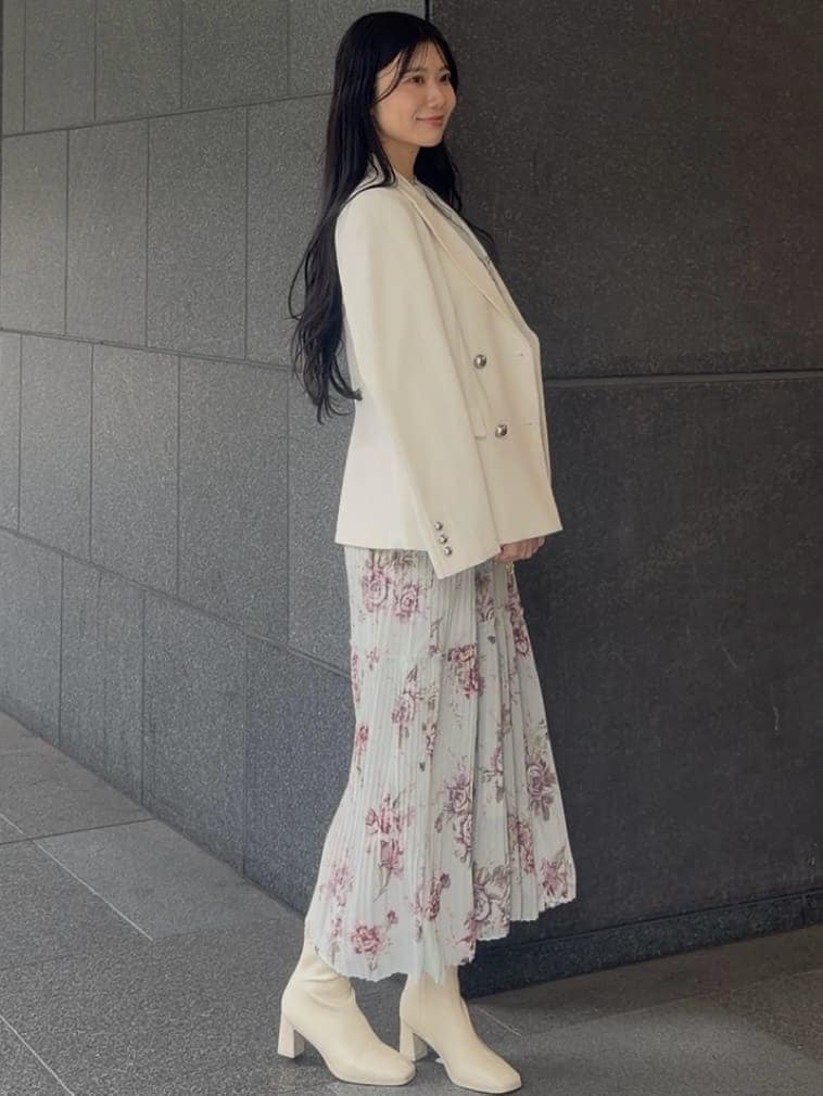 ホワイト系のテーラードジャケット、グリーン系のワンピース、ホワイト系のショルダーバッグを着用したレディースの春コーディネートの6枚目の写真