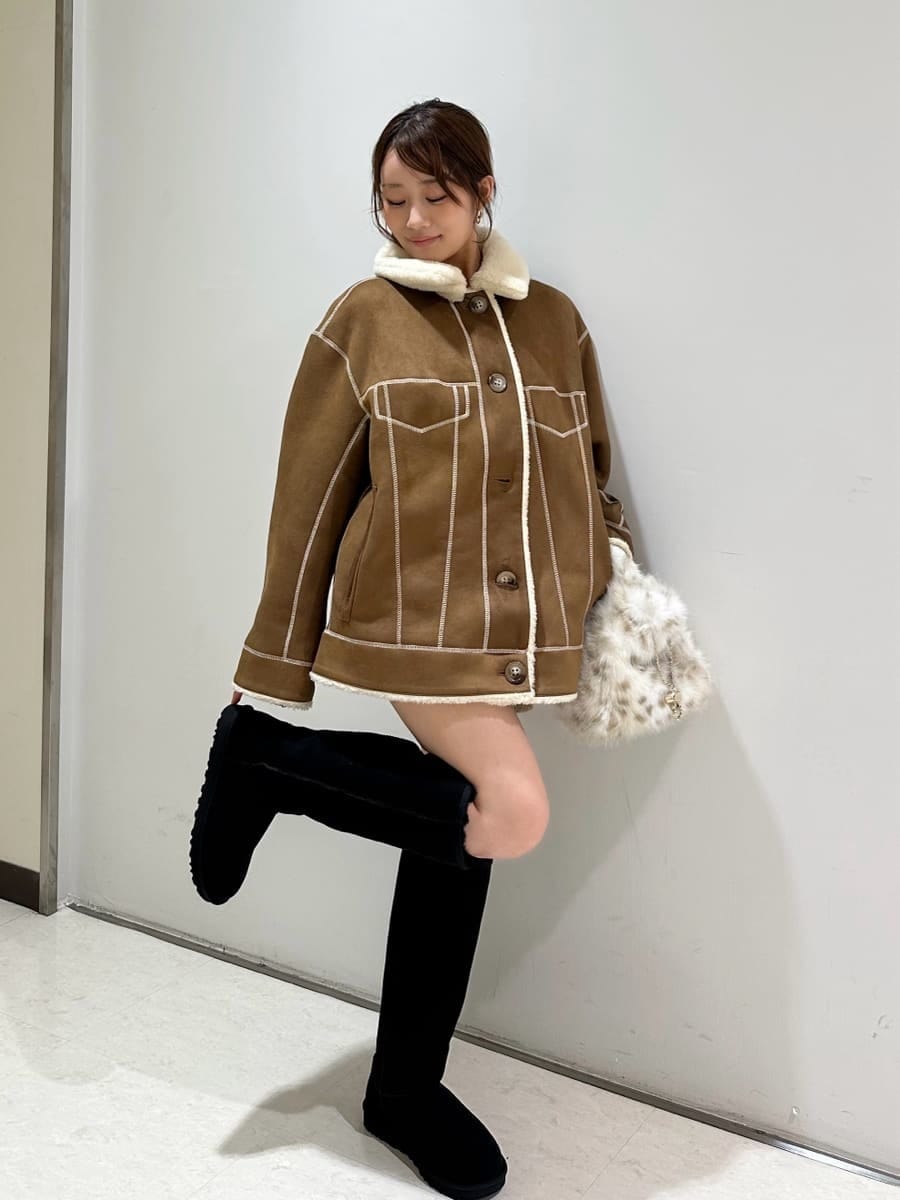 ブラウン系のその他パンツ、その他のショルダーバッグを着用したレディースの秋コーディネートの2枚目の写真