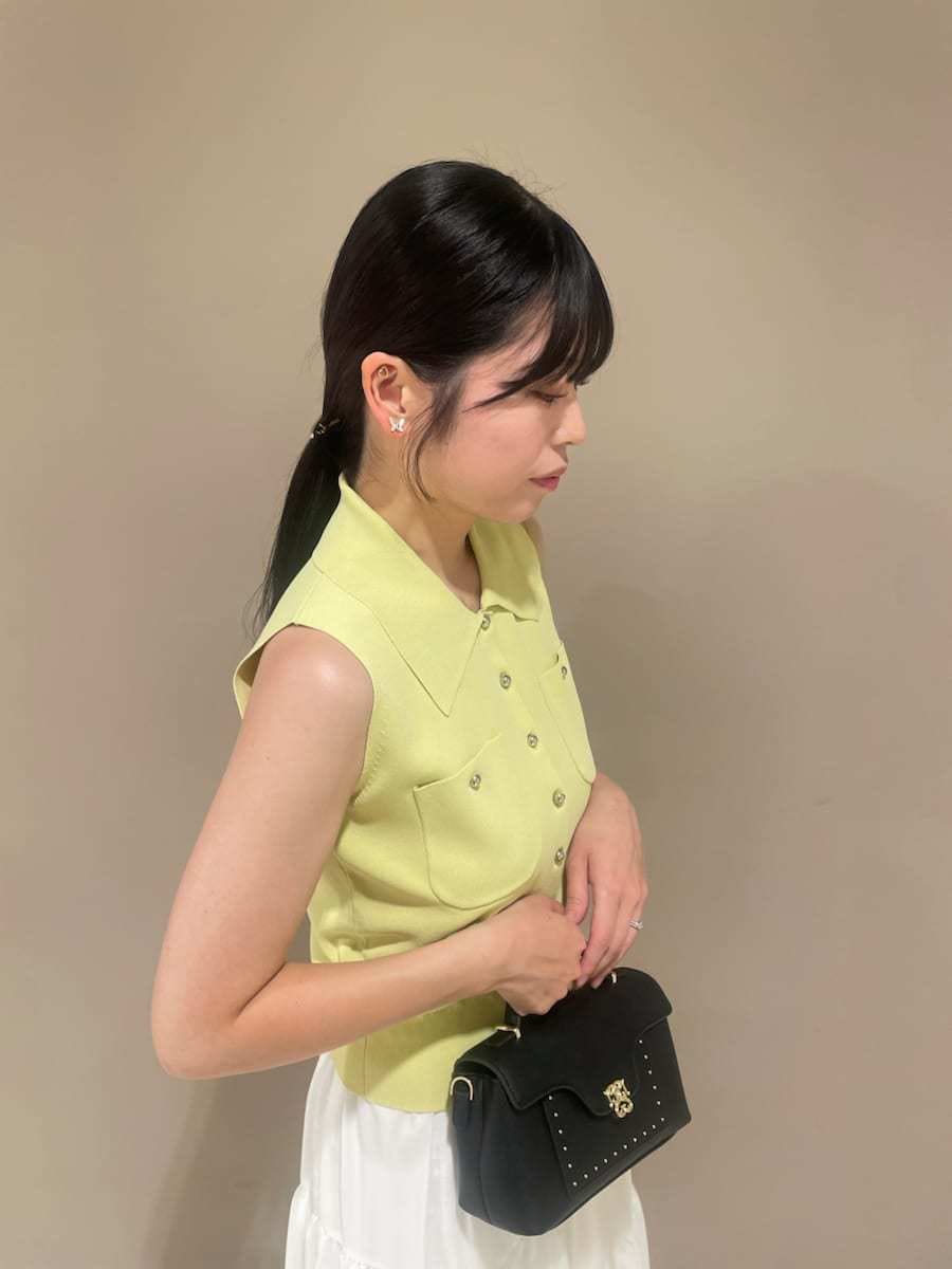 グリーン系のワンピース、ブラック系のショルダーバッグを着用したレディースの夏コーディネートの5枚目の写真