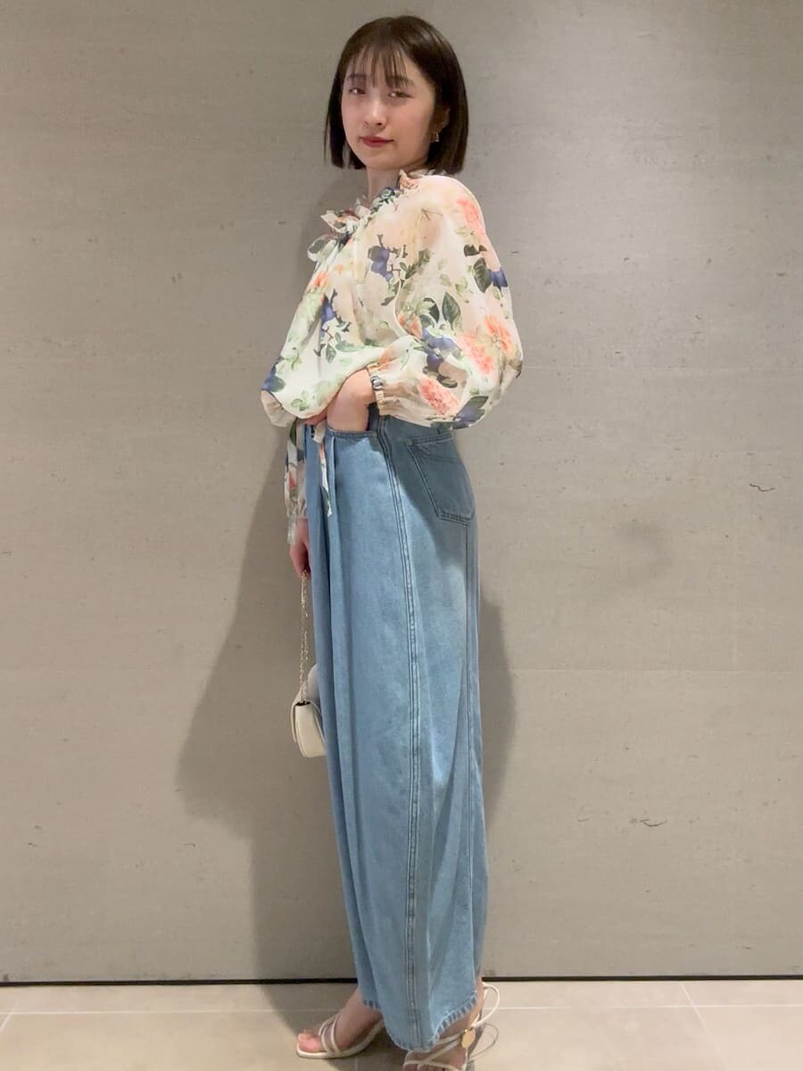 ブルー系のデニムパンツ、その他のシャツ/ブラウス、ホワイト系のショルダーバッグを着用したレディースの冬コーディネートの2枚目の写真