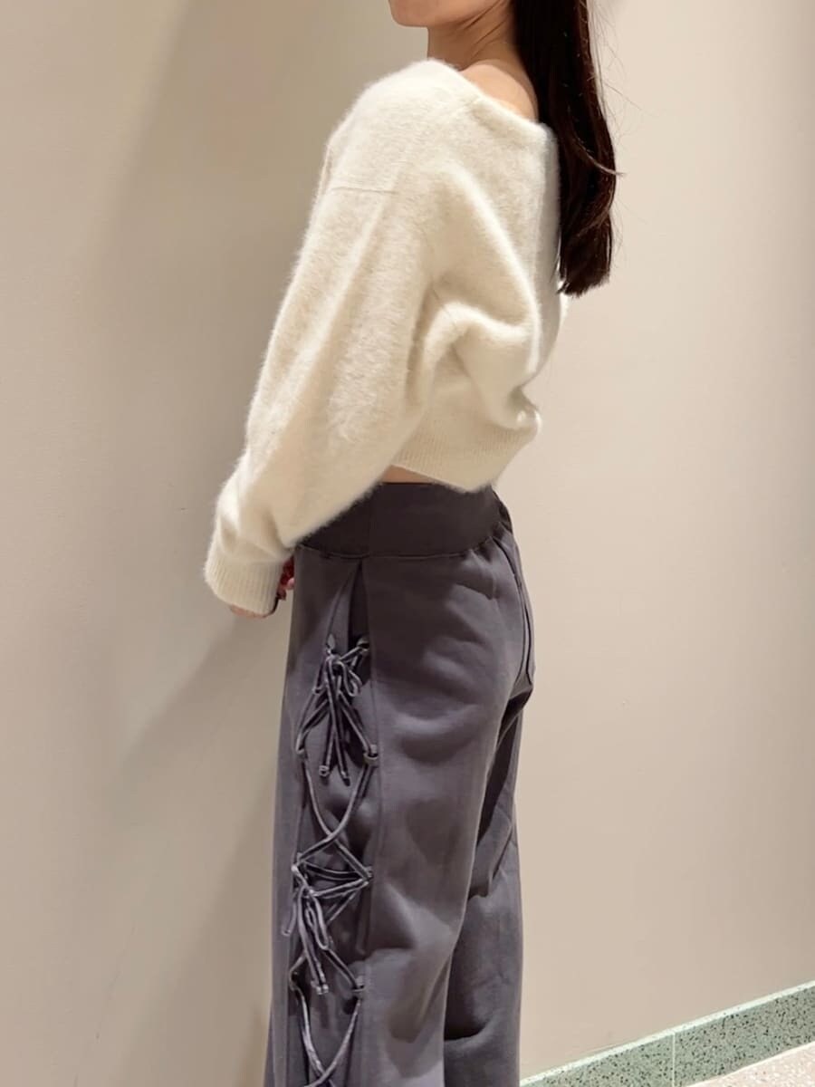 ベージュ系のカーディガン/ボレロ、ブラック系のその他パンツ、ホワイト系のショルダーバッグを着用したレディースの秋コーディネートの5枚目の写真