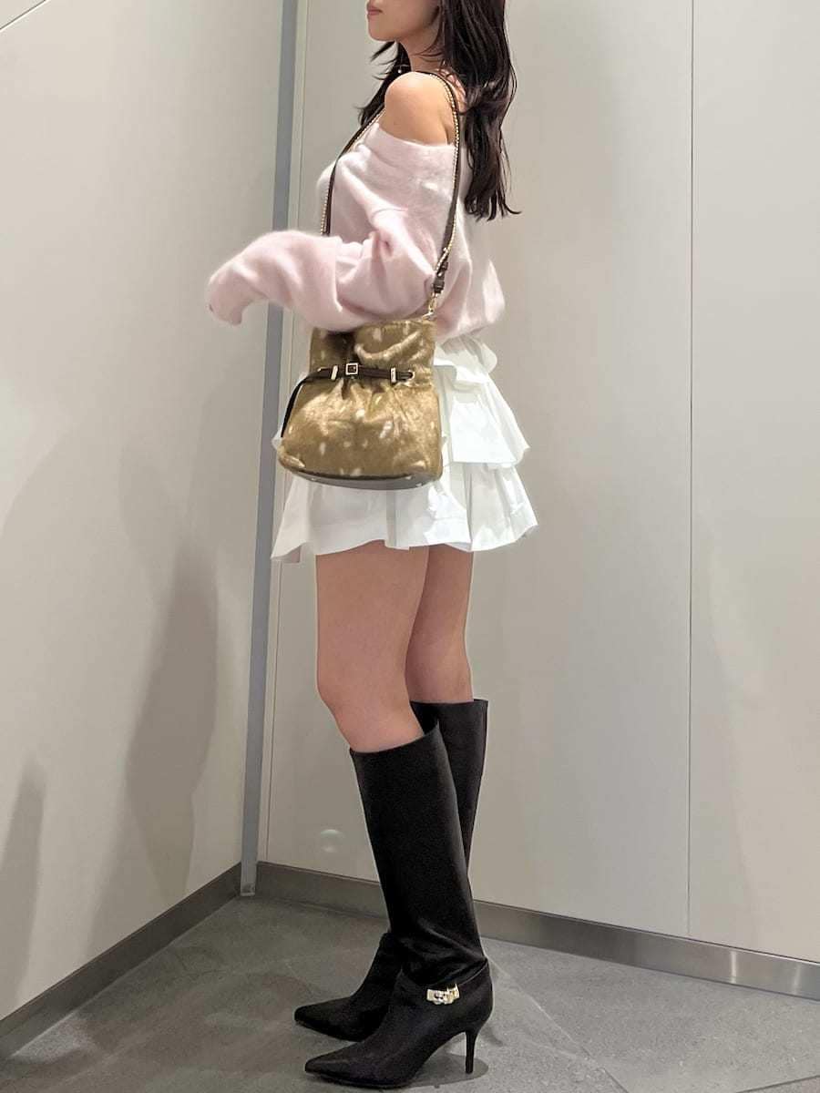 ホワイト系のその他パンツ、ピンク系のニット/セーター、ブラウン系のブーツを着用したレディースの秋コーディネートの2枚目の写真