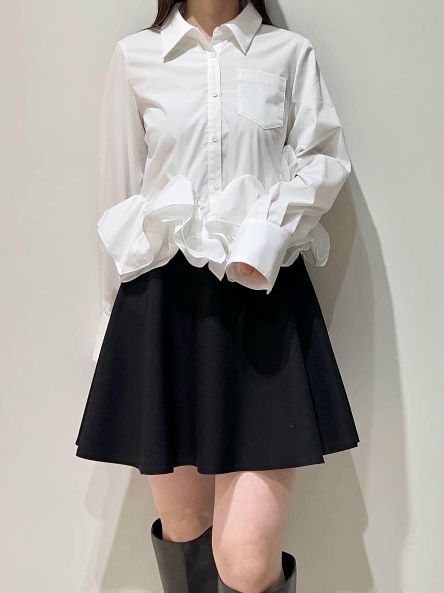 グレー系のブーツ、ブラック系のその他パンツ、ホワイト系のシャツ/ブラウスを着用したレディースの春コーディネートの2枚目の写真