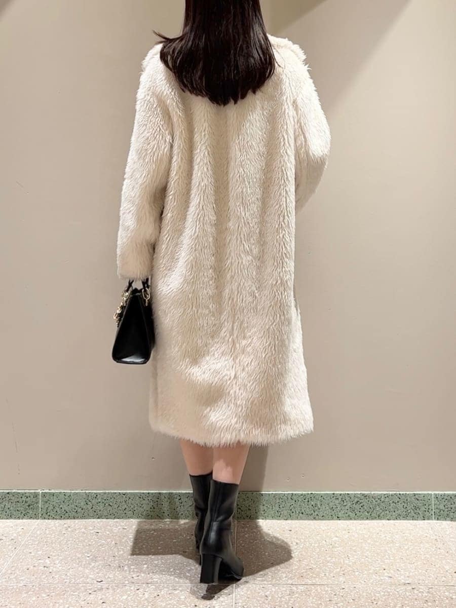 ブルー系のその他パンツ、レッド系のニット/セーター、ブラック系のハンドバッグを着用したレディースの冬コーディネートの3枚目の写真