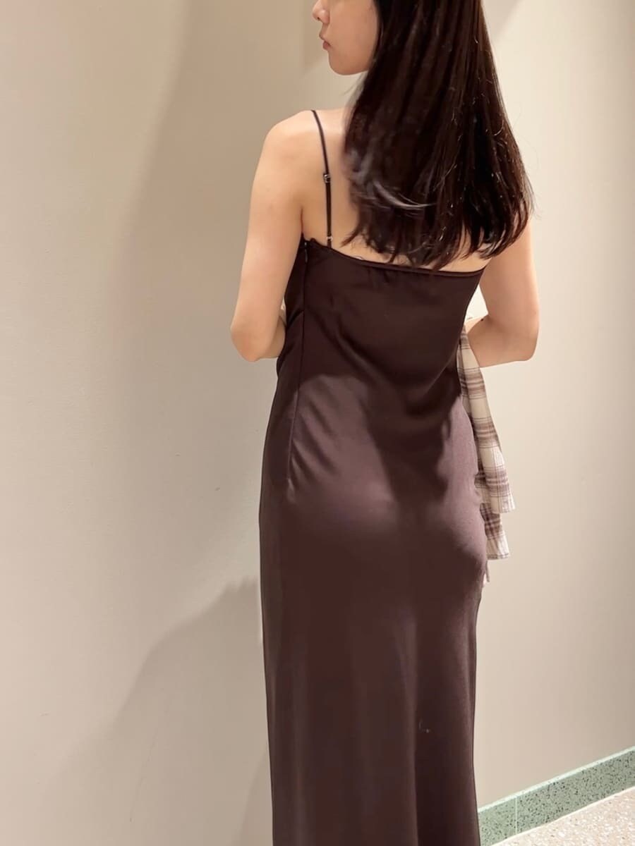 ベージュ系のシャツ/ブラウス、ピンク系のトートバッグ、レッド系のブーツを着用したレディースの秋コーディネートの6枚目の写真