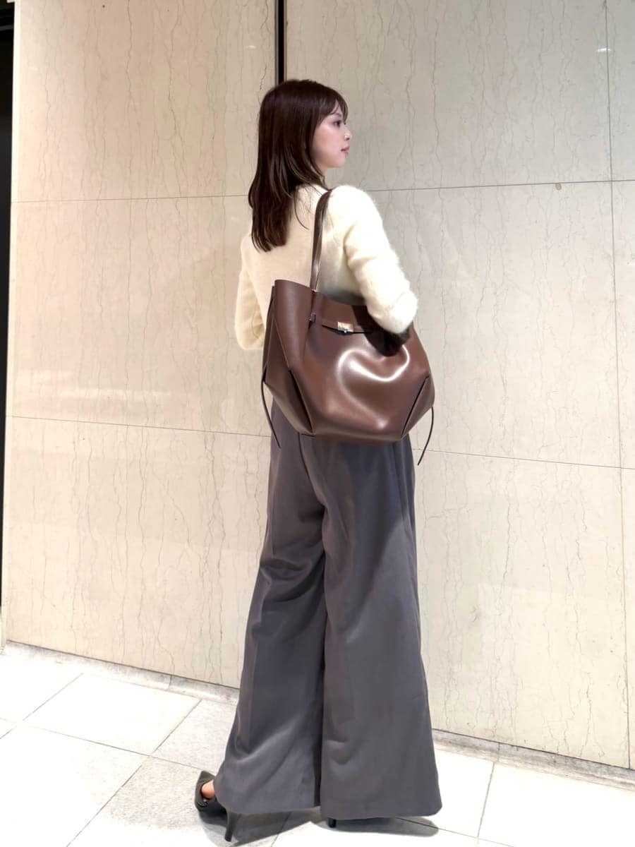 ホワイト系のテーラードジャケット、グレー系のその他パンツ、ブラウン系のトートバッグを着用したレディースの秋コーディネートの4枚目の写真