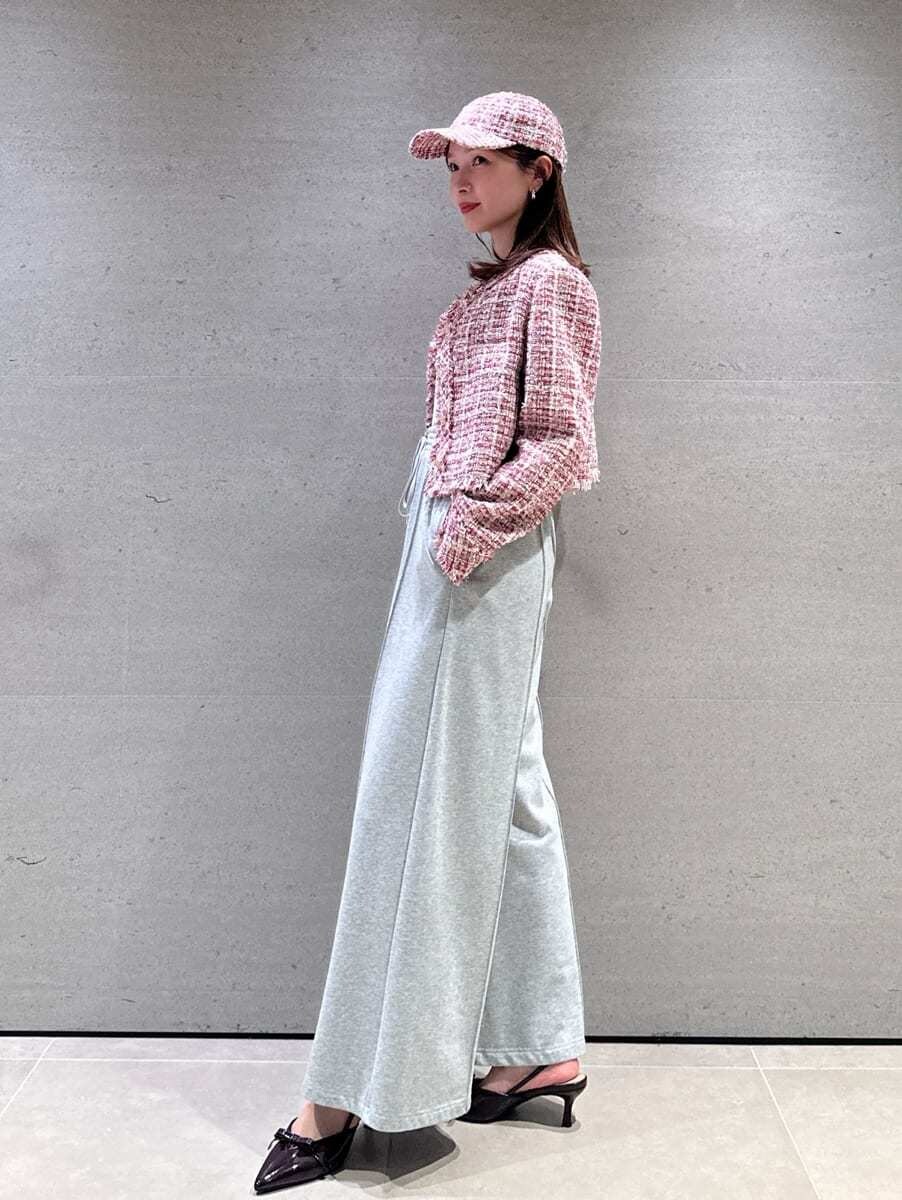 ピンク系のノーカラージャケット、ホワイト系のニット/セーター、グレー系のその他パンツを着用したレディースの秋コーディネートの3枚目の写真
