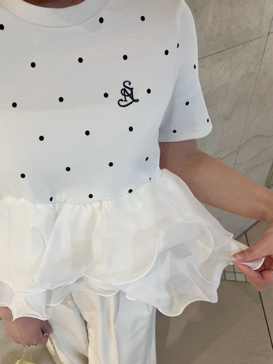 ホワイト系のその他パンツ、その他のTシャツ/カットソー、イエロー系のパンプスを着用したレディースの春コーディネートの6枚目の写真