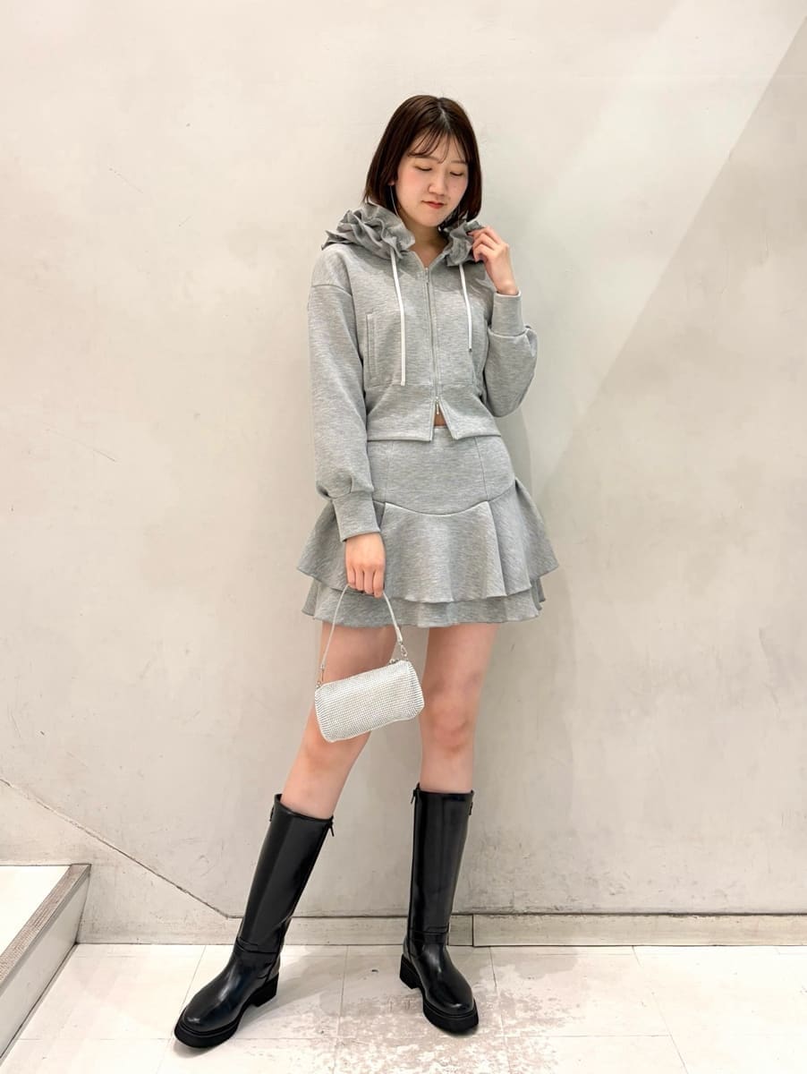 ブラック系のブーツ、グレー系のパーカー、グレー系のその他パンツを着用したレディースの冬コーディネートの5枚目の写真