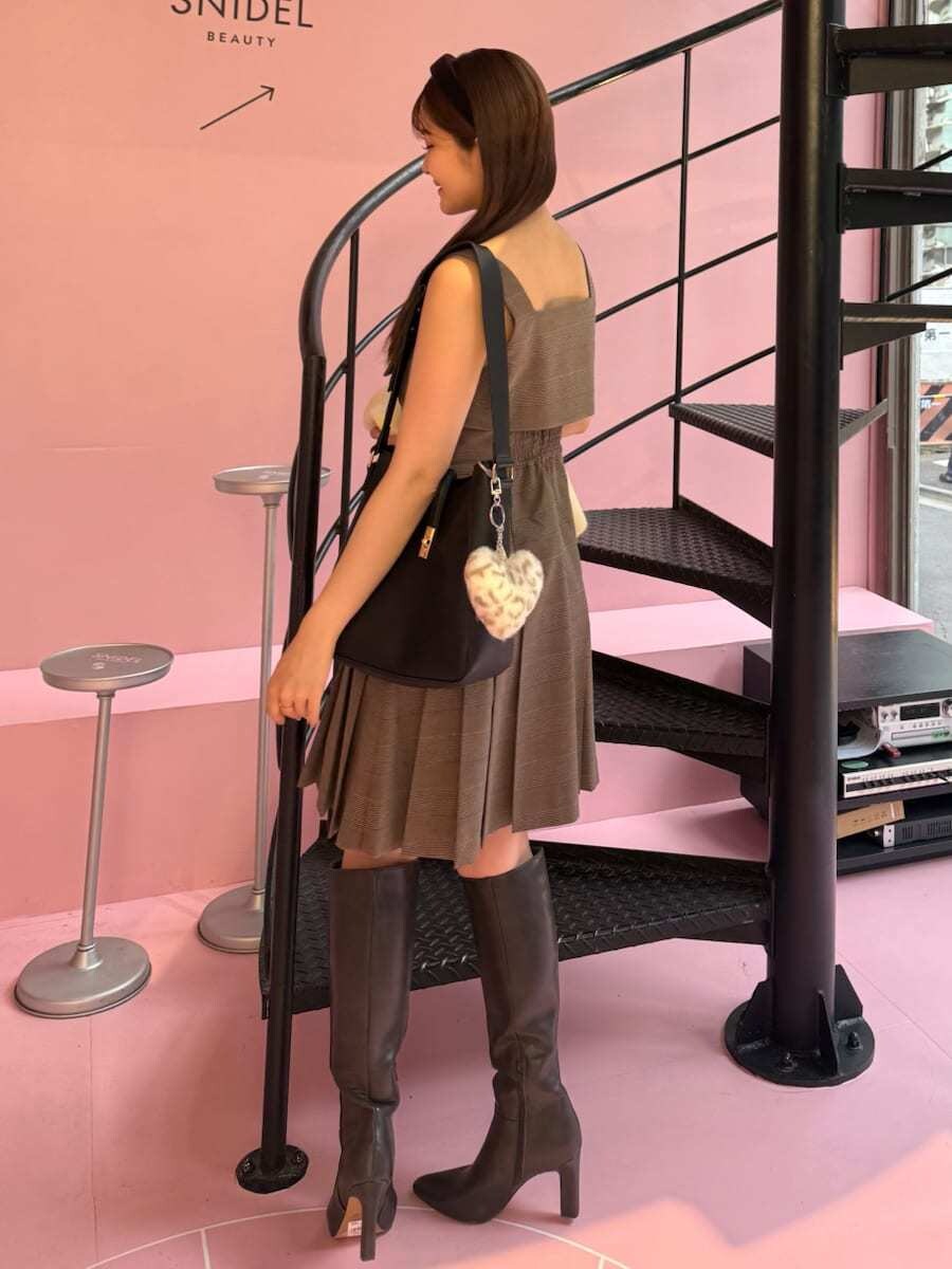 イエロー系のスカート、その他のワンピース、グレー系のブーツを着用したレディースの秋コーディネートの5枚目の写真