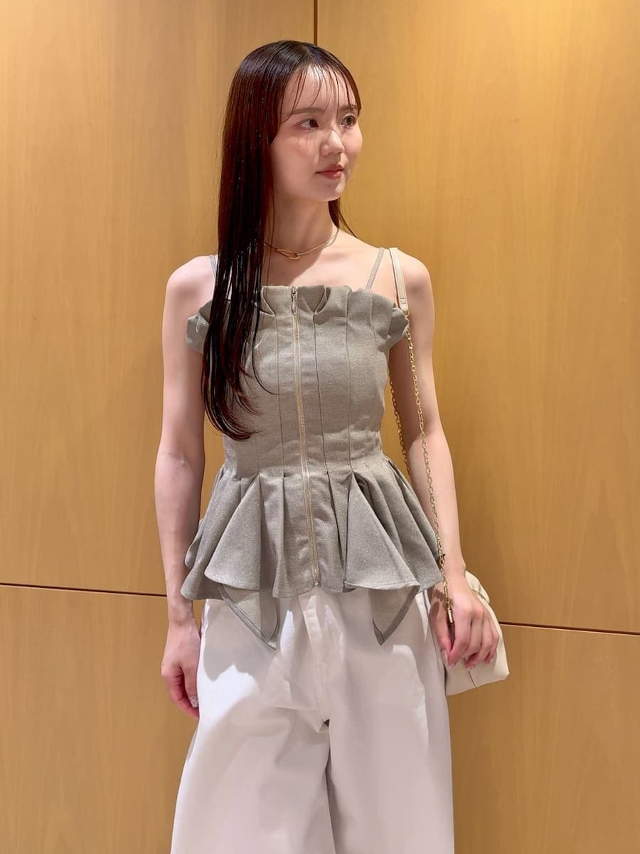 ホワイト系のデニムパンツ、その他のサンダルを着用したレディースの夏コーディネートの4枚目の写真