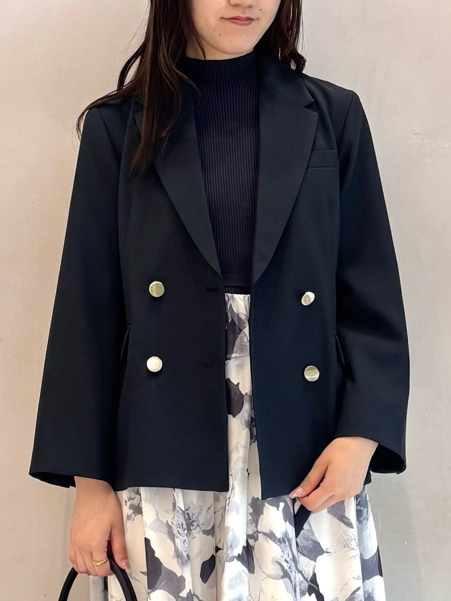 ブルー系のワンピース、ブルー系のテーラードジャケット、ブラック系のショルダーバッグを着用したレディースの秋コーディネートの7枚目の写真