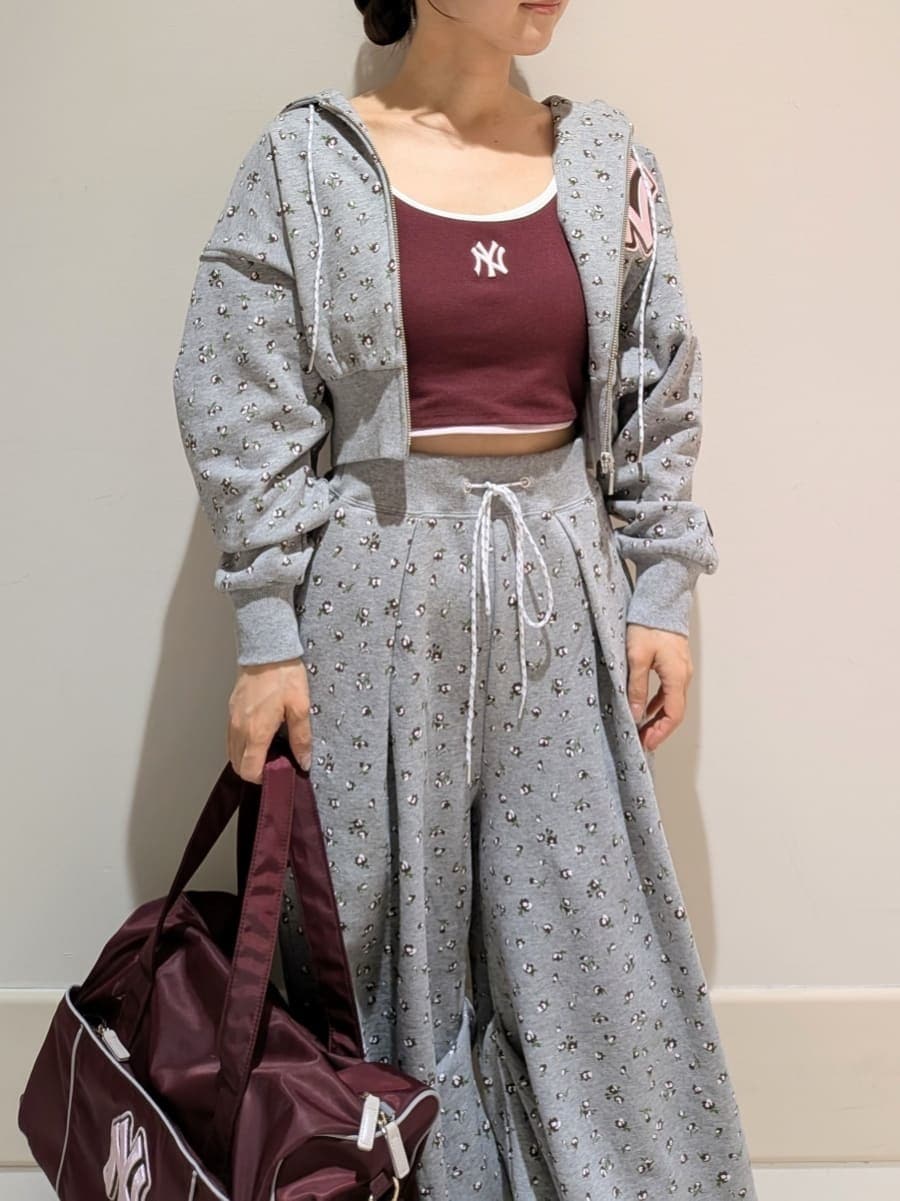 グレー系のその他パンツ、グレー系のパーカー、レッド系のキャミソールを着用したレディースの春コーディネートの3枚目の写真