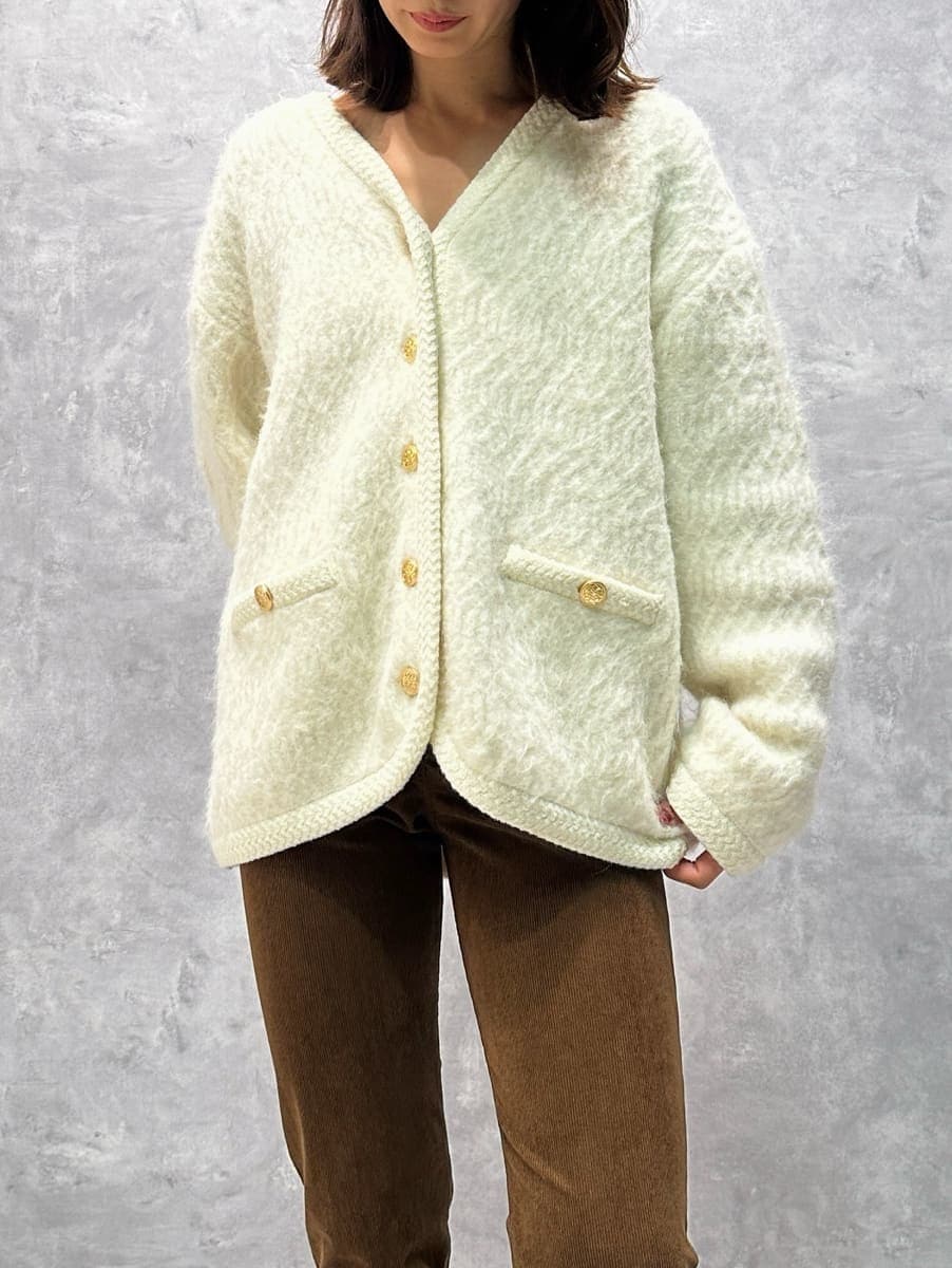 ブラウン系のその他パンツ、ホワイト系のノーカラージャケットを着用したレディースの秋コーディネートの2枚目の写真