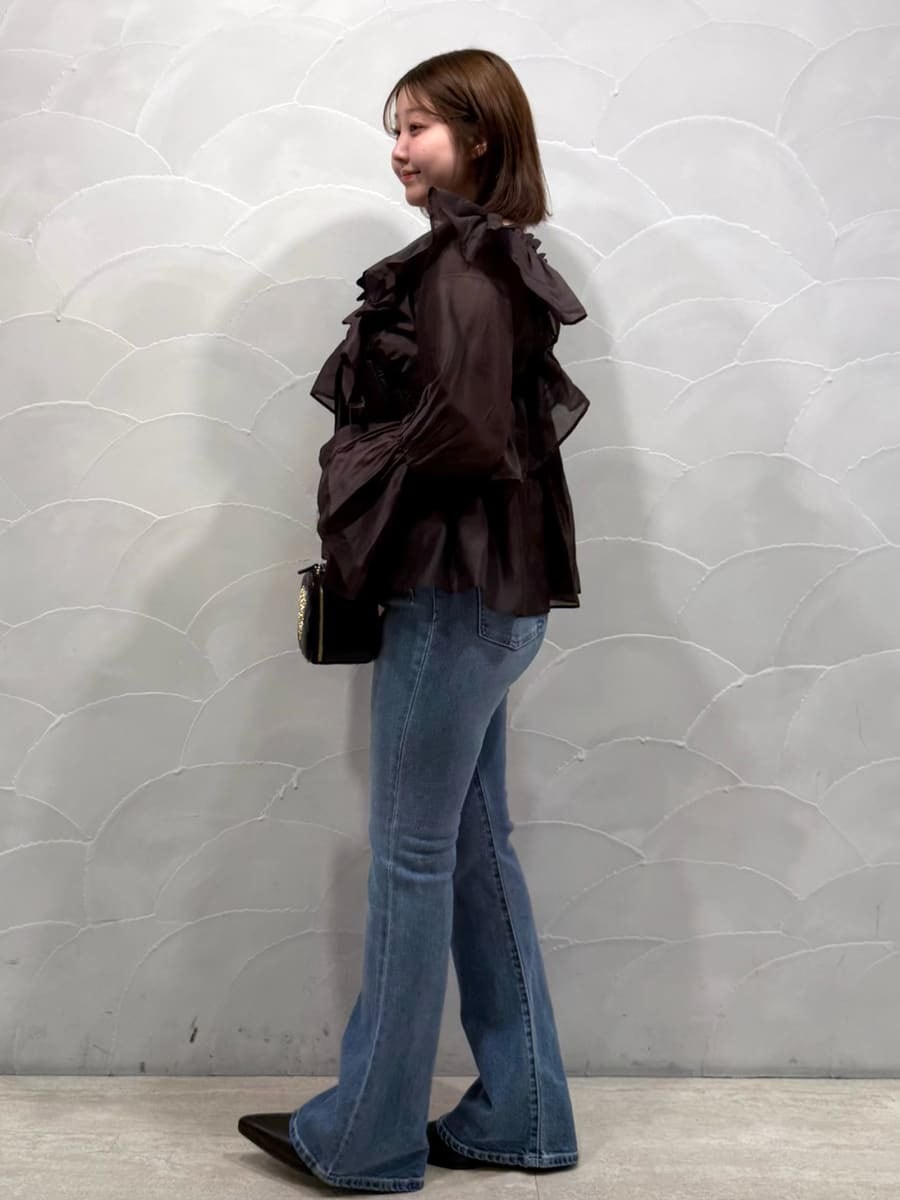 ブルー系のデニムパンツ、ブラウン系のシャツ/ブラウス、ブラウン系のパンプスを着用したレディースの秋コーディネートの2枚目の写真