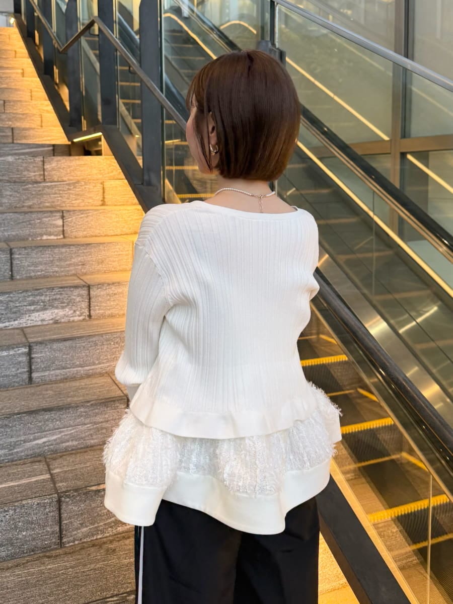 ホワイト系のその他トップス、ホワイト系のカーディガン/ボレロ、ブラック系のその他パンツを着用したレディースの春コーディネートの5枚目の写真