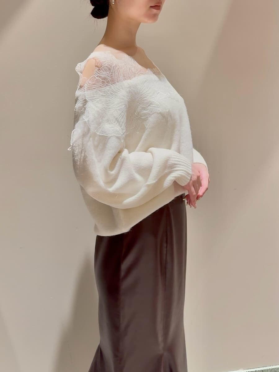 ホワイト系のニット/セーター、ブラウン系のスカート、ブラウン系のショルダーバッグを着用したレディースの秋コーディネートの5枚目の写真