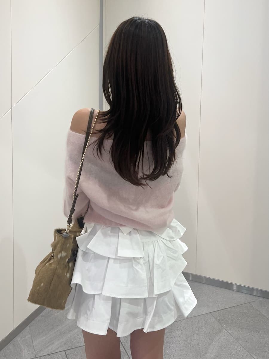 ホワイト系のその他パンツ、ピンク系のニット/セーター、ブラウン系のブーツを着用したレディースの秋コーディネートの7枚目の写真