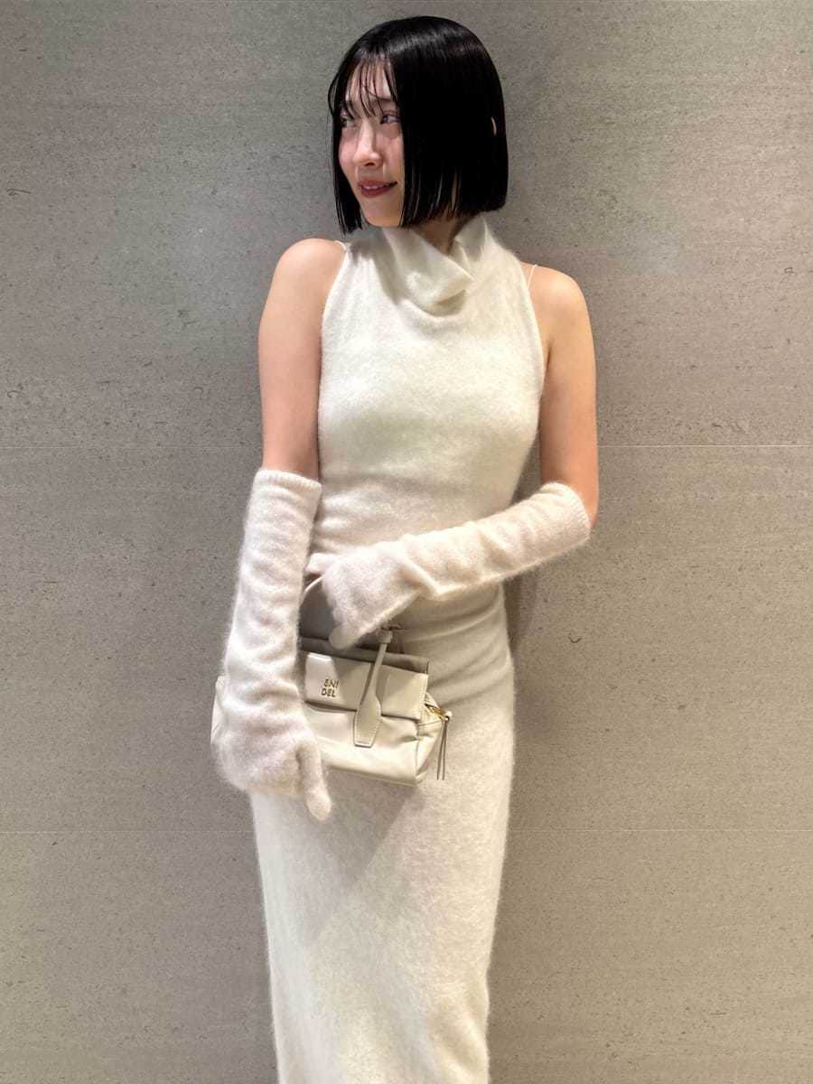 ホワイト系のワンピース、ホワイト系のボストンバッグを着用したレディースの冬コーディネートの6枚目の写真