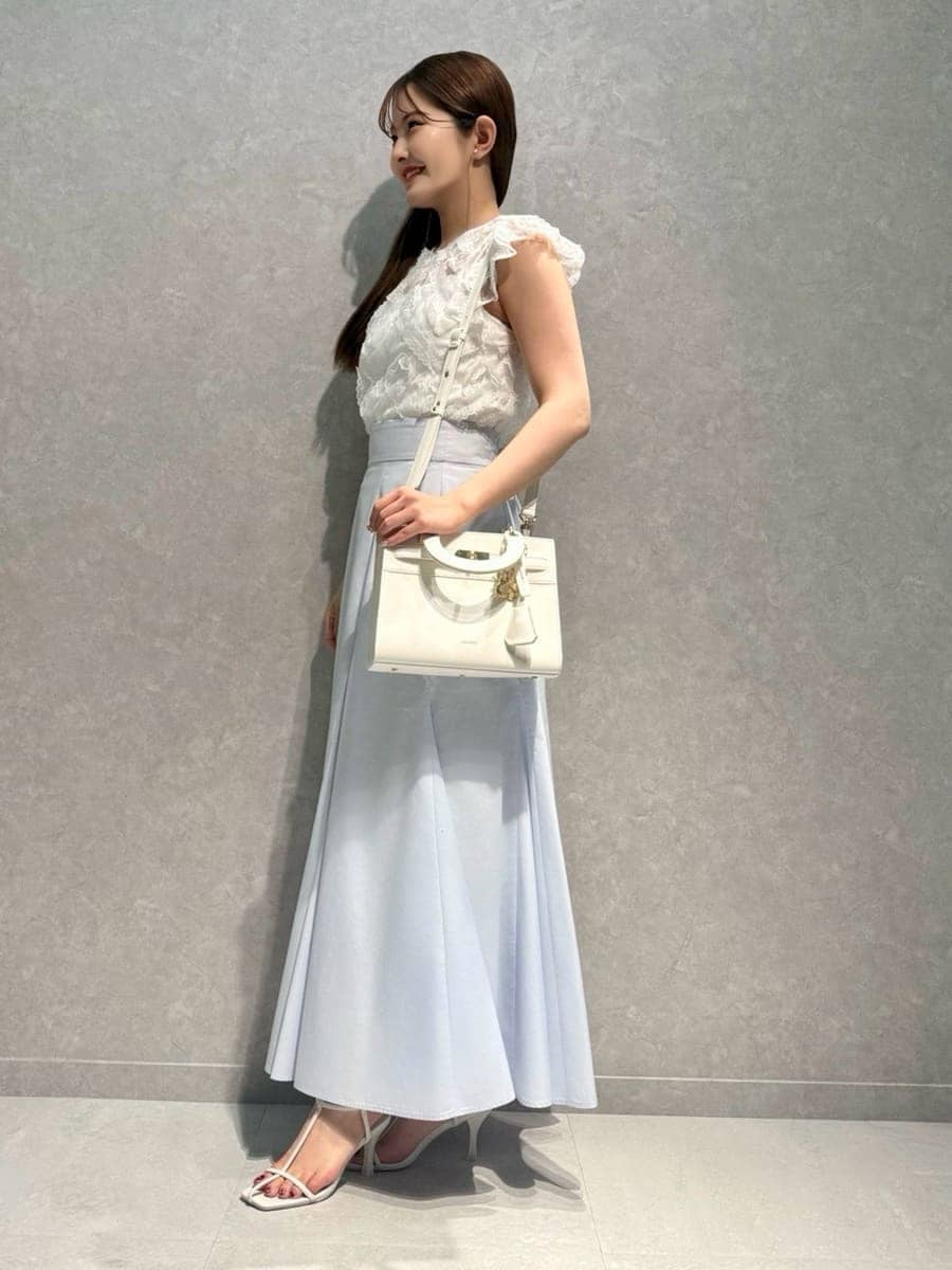 ホワイト系のTシャツ/カットソー、ブルー系のスカート、ホワイト系のサンダルを着用したレディースの夏コーディネートの4枚目の写真