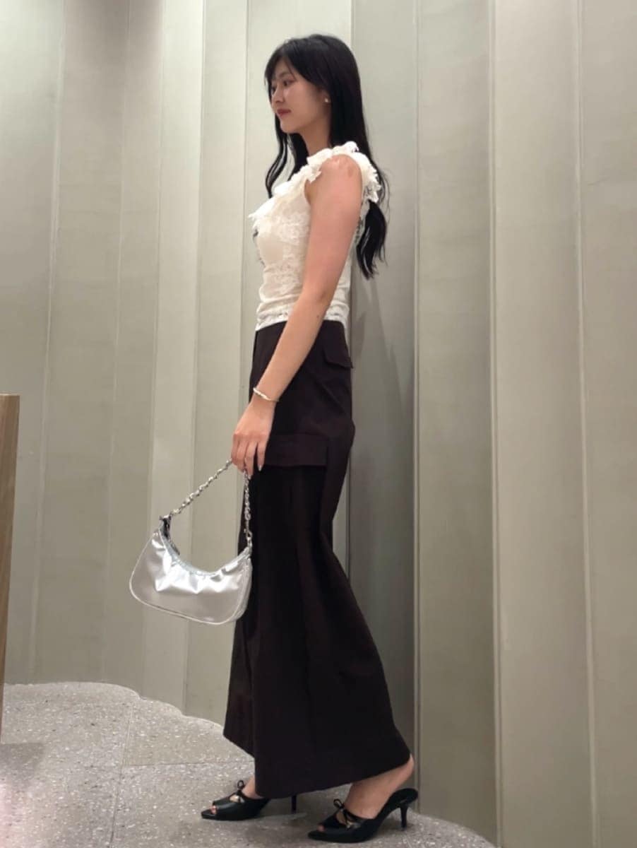 シルバー系のショルダーバッグ、ブラウン系のその他パンツ、ホワイト系のTシャツ/カットソーを着用したレディースの夏コーディネートの7枚目の写真