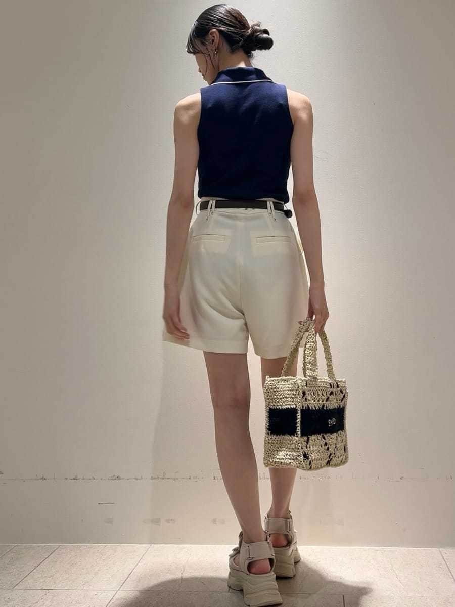 ホワイト系のその他パンツ、ブルー系のTシャツ/カットソー、ベージュ系のサンダルを着用したレディースの夏コーディネートの7枚目の写真
