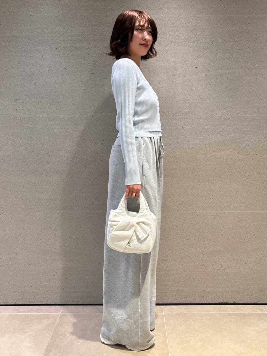 ホワイト系のショルダーバッグ、グレー系のその他パンツ、ブルー系のニット/セーターを着用したレディースの春コーディネートの3枚目の写真