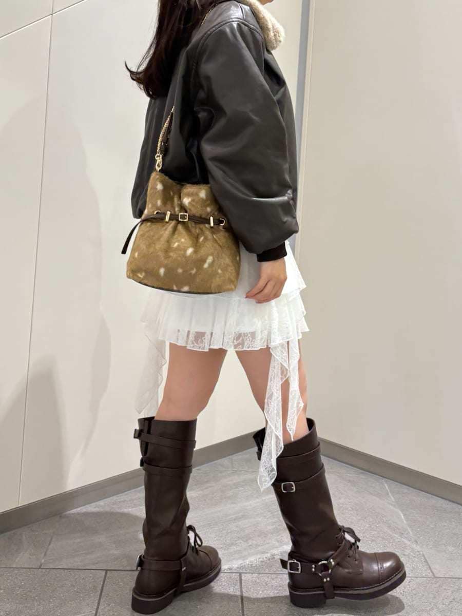 ブラウン系のブルゾン、ホワイト系のその他パンツ、ホワイト系のニット/セーターを着用したレディースの秋コーディネートの2枚目の写真