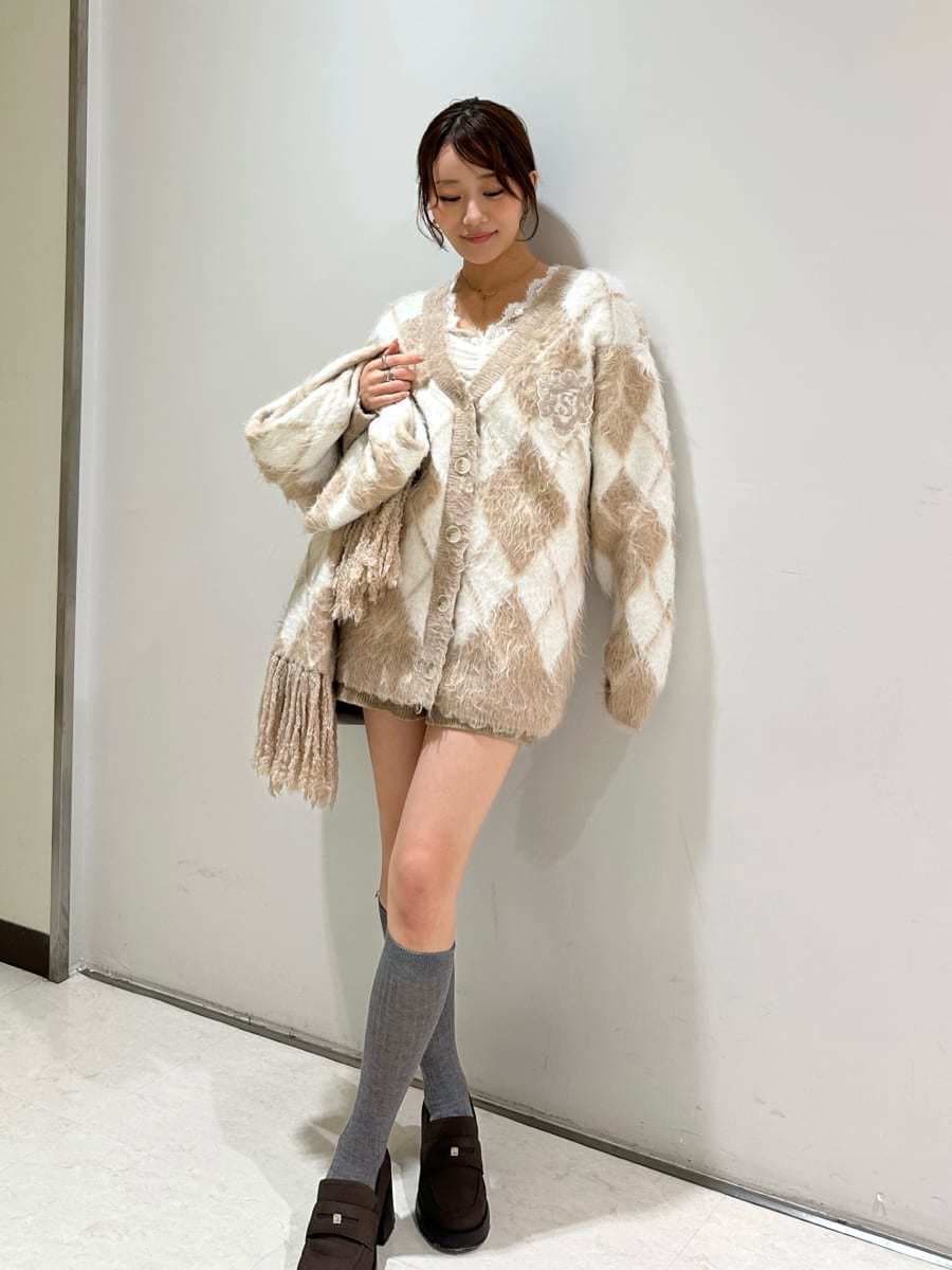 ブラウン系のその他パンツ、ホワイト系のTシャツ/カットソー、ベージュ系のカーディガン/ボレロを着用したレディースの秋コーディネートの3枚目の写真