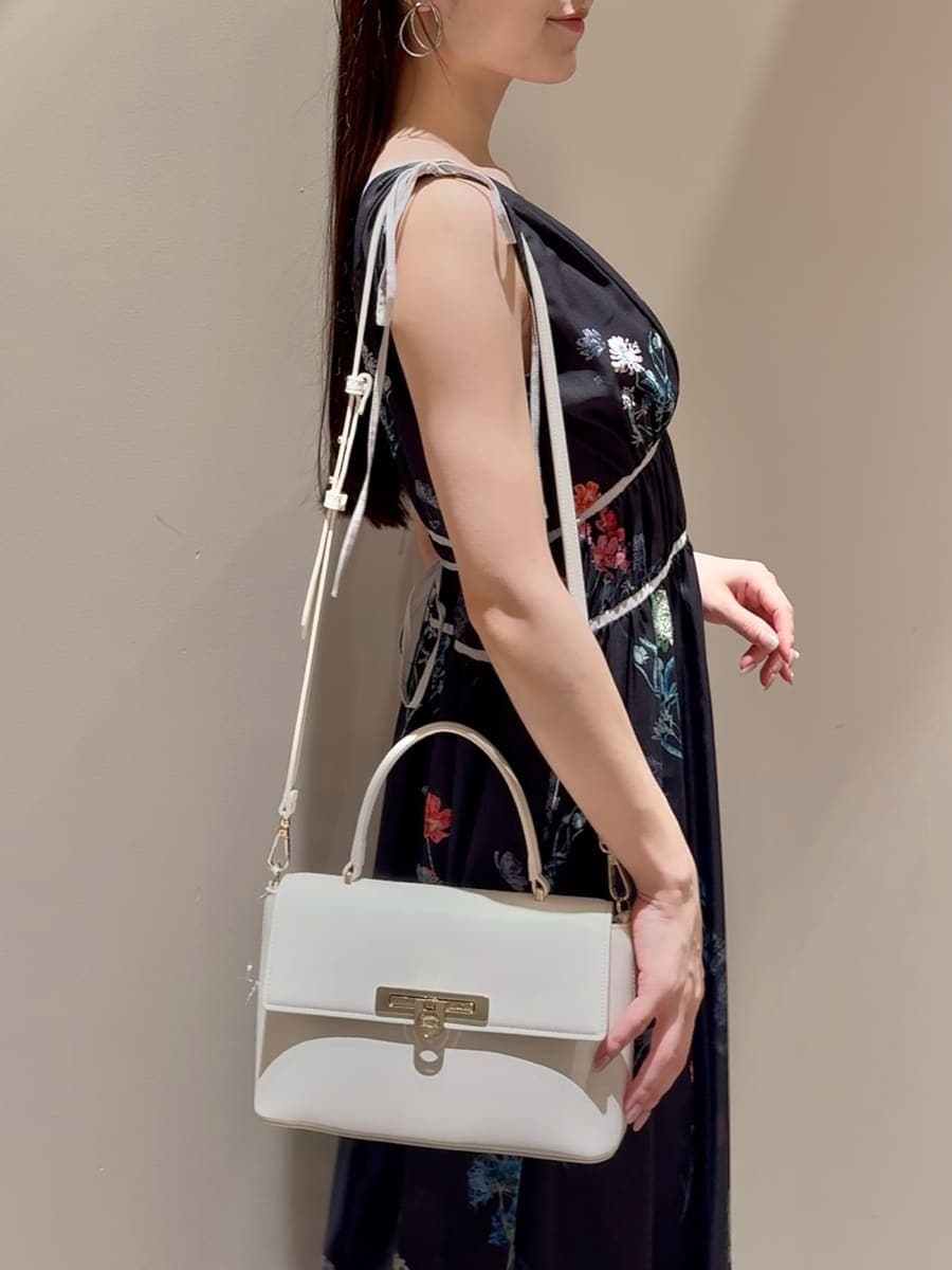 ブルー系のワンピース、ホワイト系のパンプス、ホワイト系のショルダーバッグを着用したレディースの夏コーディネートの7枚目の写真