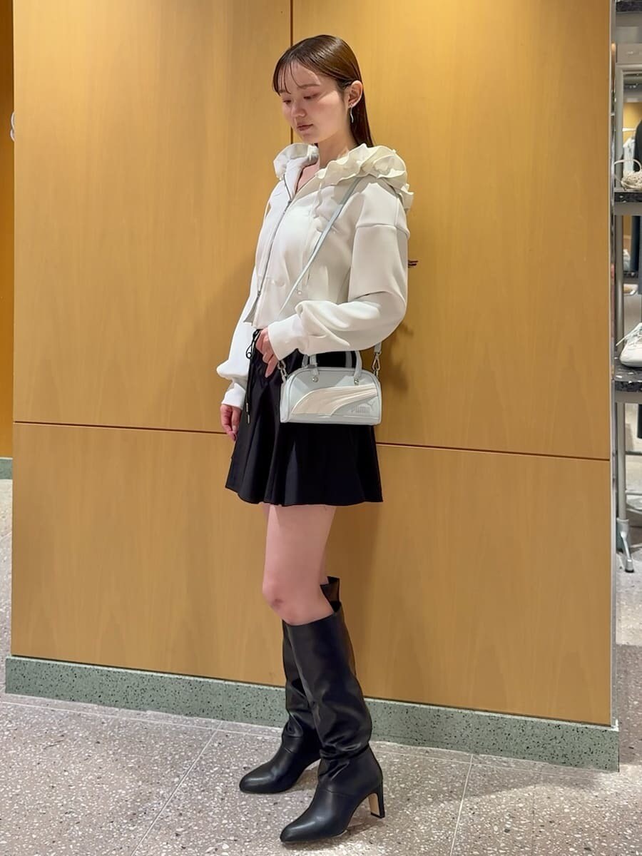 ブラック系のその他パンツ、ブラック系のブーツ、ブルー系のハンドバッグを着用したレディースの冬コーディネートの3枚目の写真