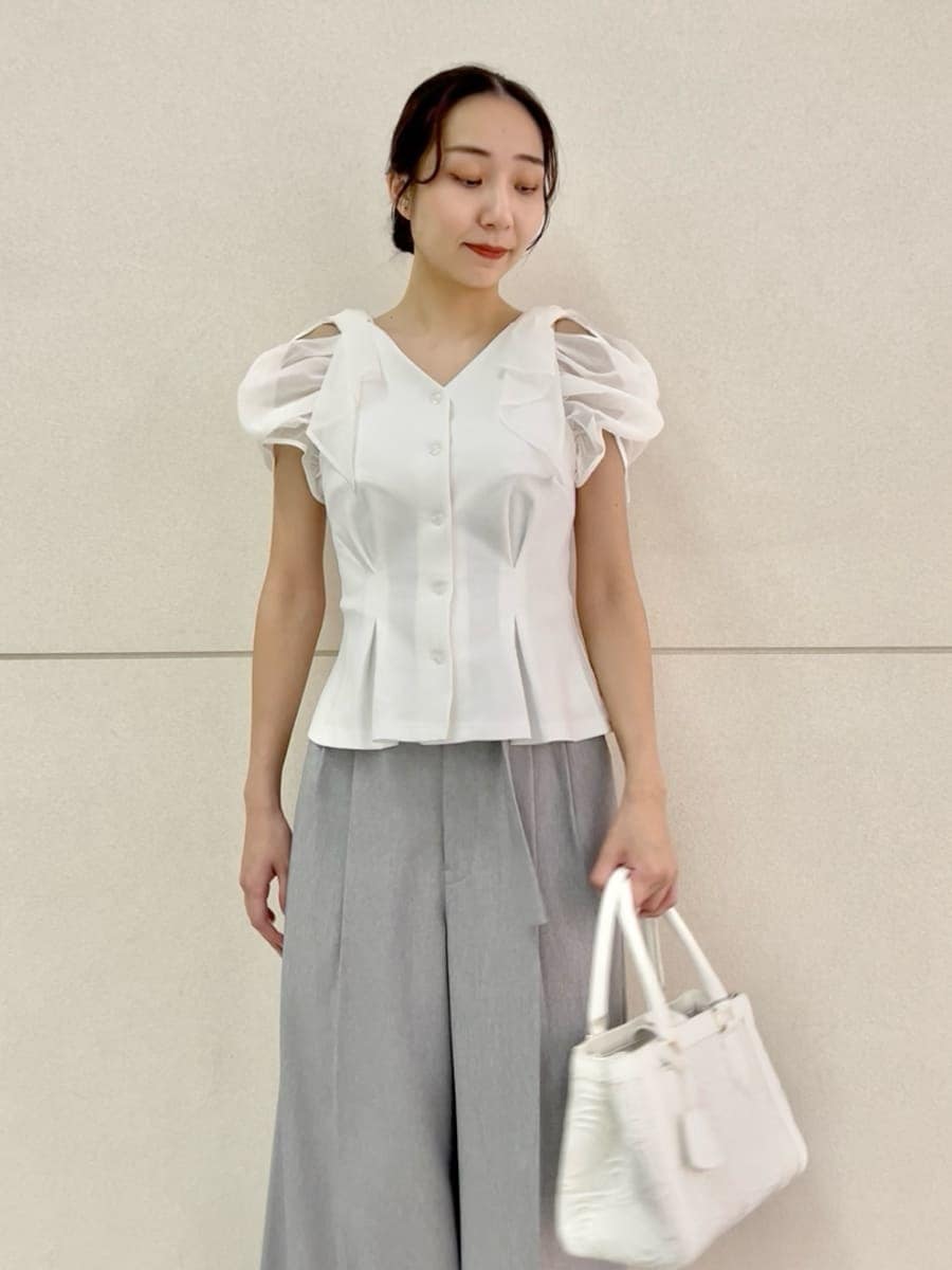 グレー系のその他パンツ、ホワイト系のTシャツ/カットソー、ホワイト系のハンドバッグを着用したレディースの夏コーディネートの5枚目の写真