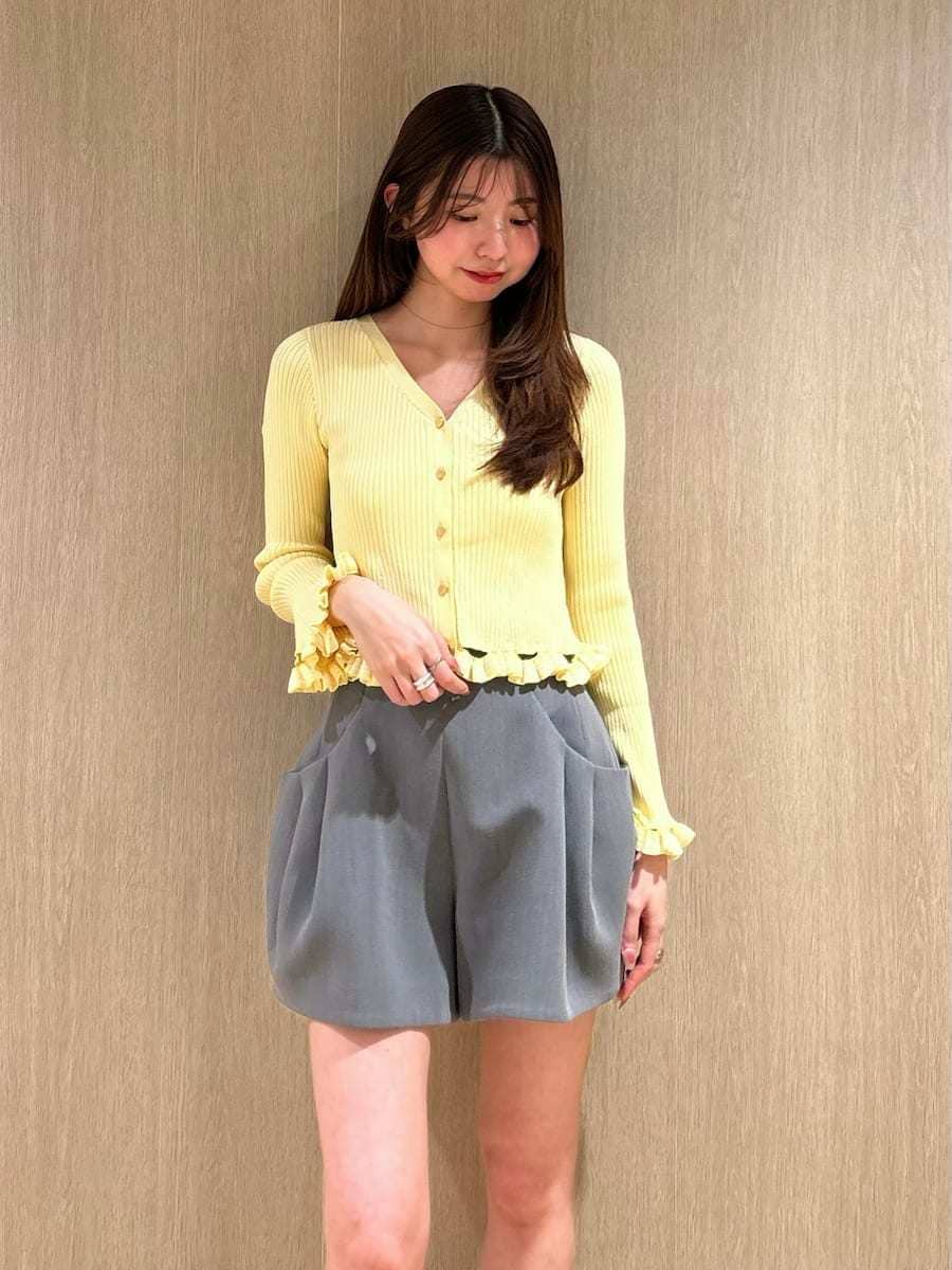 グレー系のその他パンツ、イエロー系のカーディガン/ボレロを着用したレディースの春コーディネートの7枚目の写真