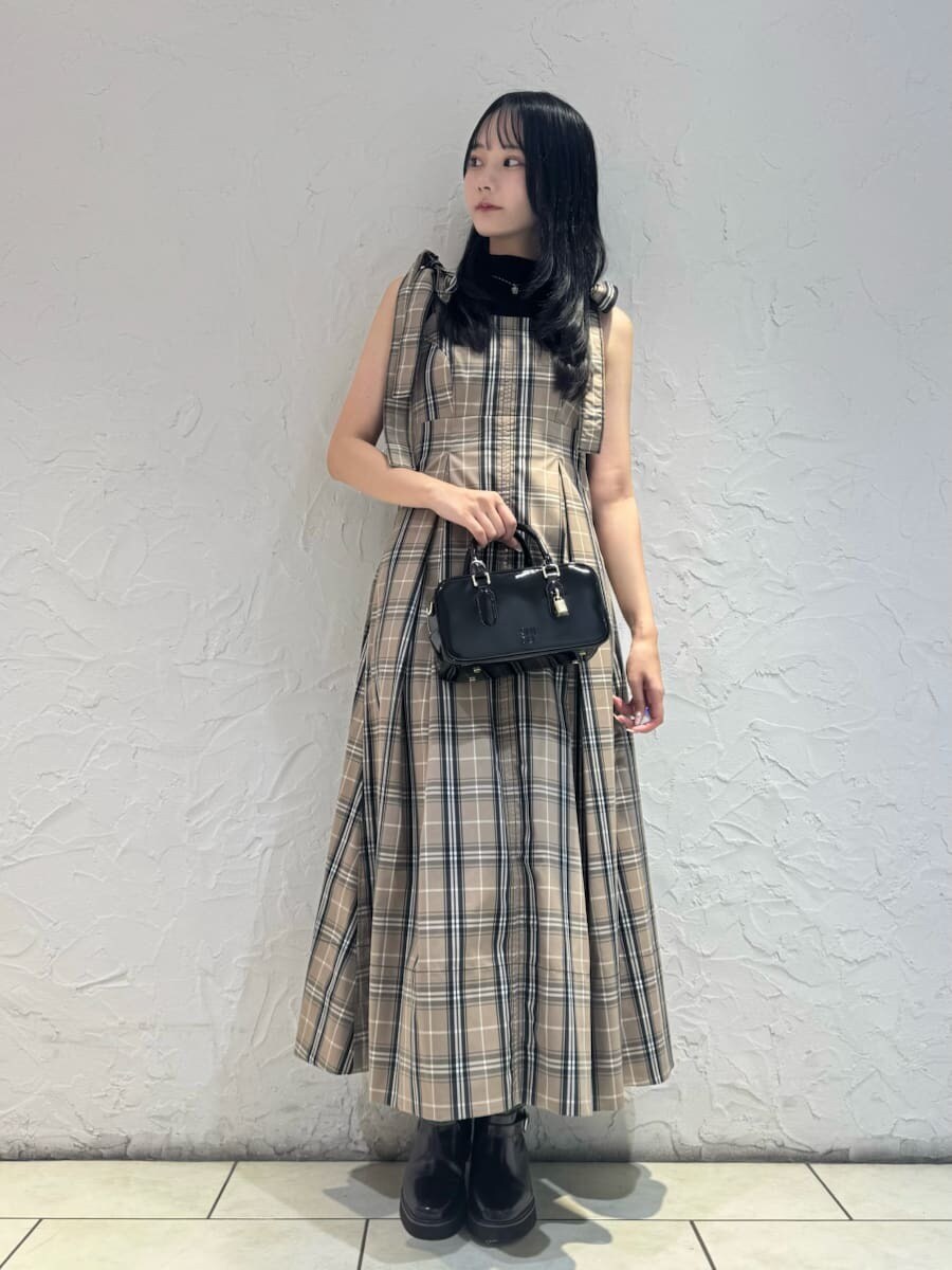 その他のワンピース、ブラック系のニット/セーター、ブラウン系のブーツを着用したレディースの夏コーディネートの4枚目の写真