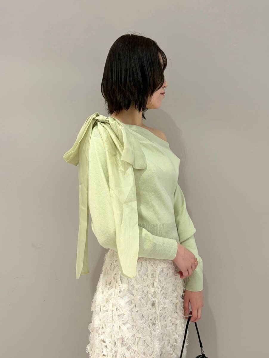 ホワイト系のスカート、グリーン系のニット/セーターを着用したレディースの冬コーディネートの5枚目の写真