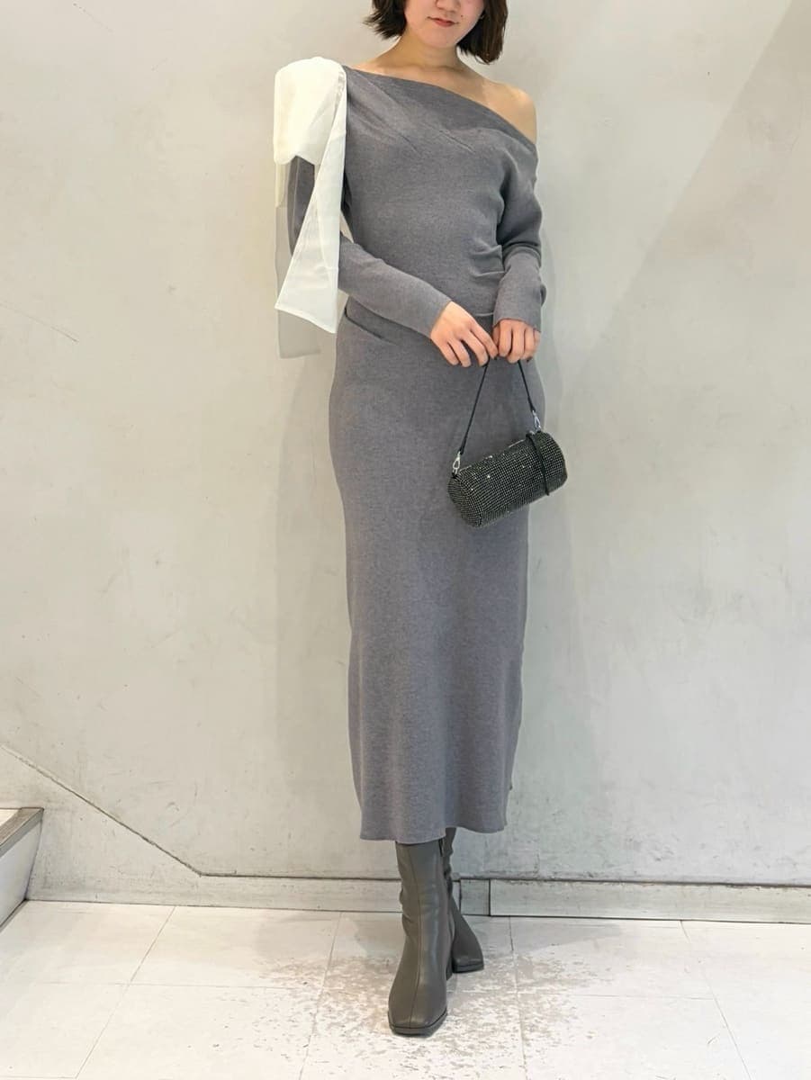 グレー系のワンピース、その他のイヤリングを着用したレディースの冬コーディネートの6枚目の写真