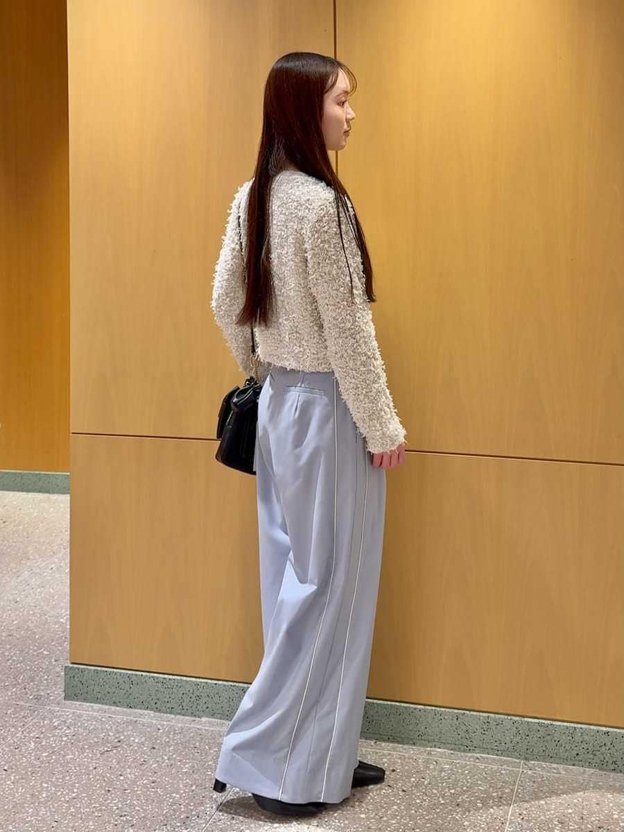 ブルー系のその他パンツ、ホワイト系のカーディガン/ボレロ、ブラック系のブーツを着用したレディースの冬コーディネートの3枚目の写真