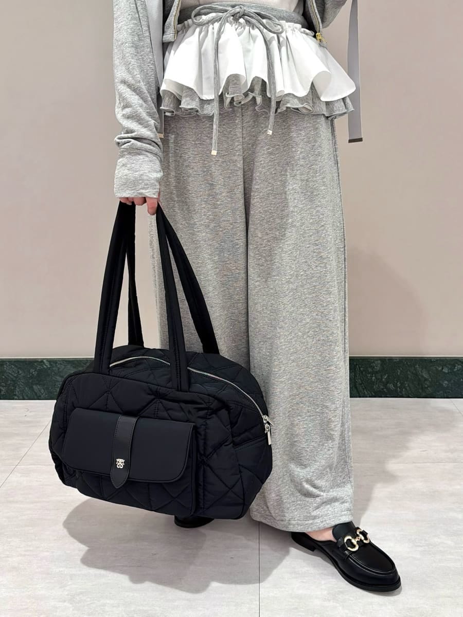 グレー系のその他パンツ、グレー系のパーカー、ホワイト系のキャミソールを着用したレディースの夏コーディネートの6枚目の写真