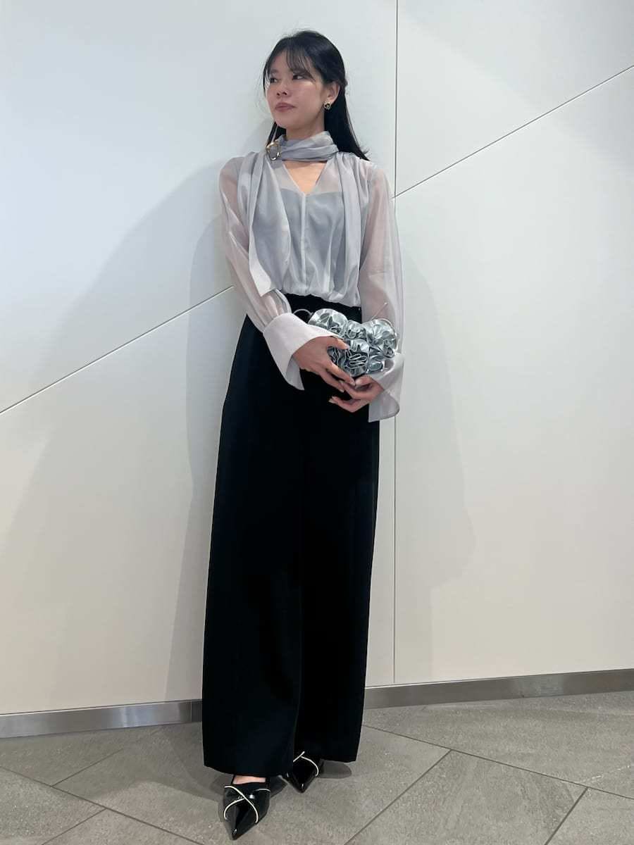 ブラック系のつなぎ/オールインワン、ブラック系のパンプス、シルバー系のハンドバッグを着用したレディースの春コーディネートの3枚目の写真