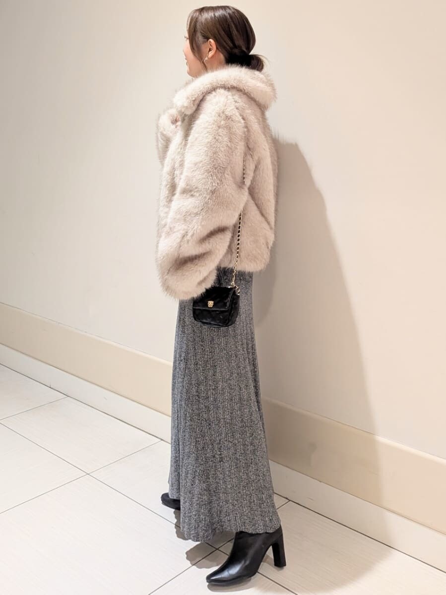 その他のワンピース、ベージュ系のチェスターコート、ブラック系のブーツを着用したレディースの秋コーディネートの2枚目の写真