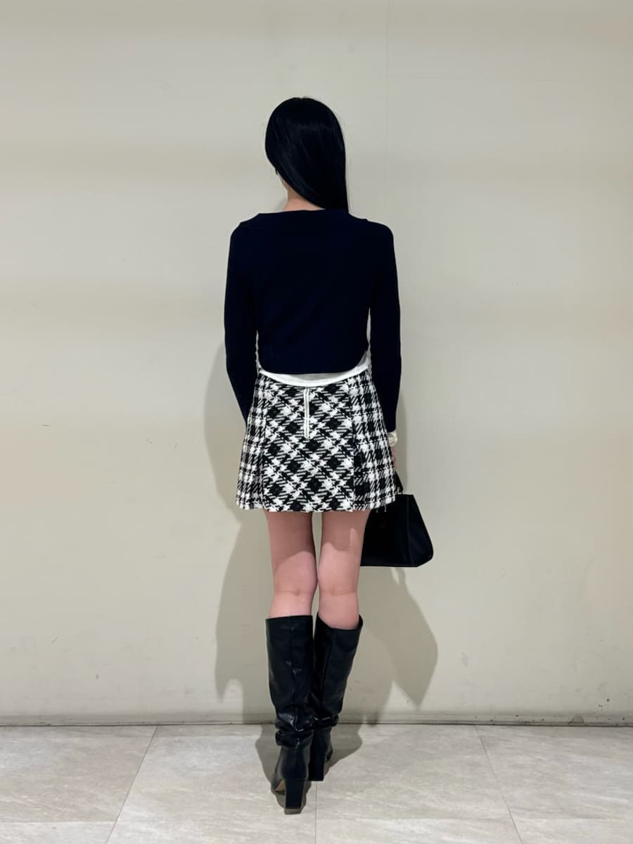 ブラック系のその他パンツ、ブルー系のニット/セーター、ブラック系のハンドバッグを着用したレディースの秋コーディネートの4枚目の写真