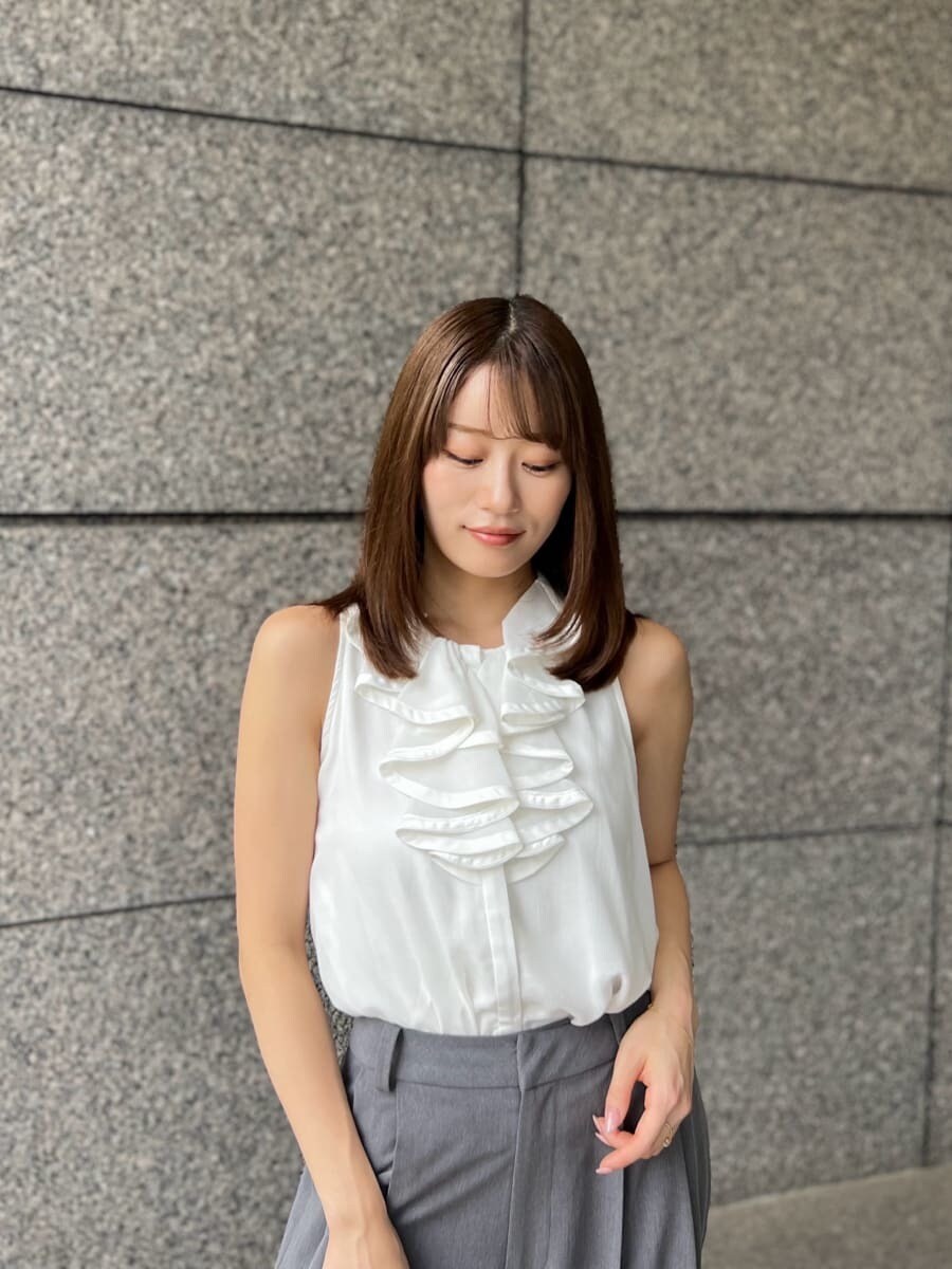 ホワイト系のシャツ/ブラウス、グレー系のその他パンツ、イエロー系のボストンバッグを着用したレディースの夏コーディネートの3枚目の写真