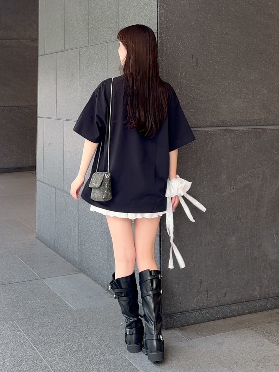 ホワイト系のその他パンツ、ブラック系のブーツを着用したレディースの夏コーディネートの3枚目の写真