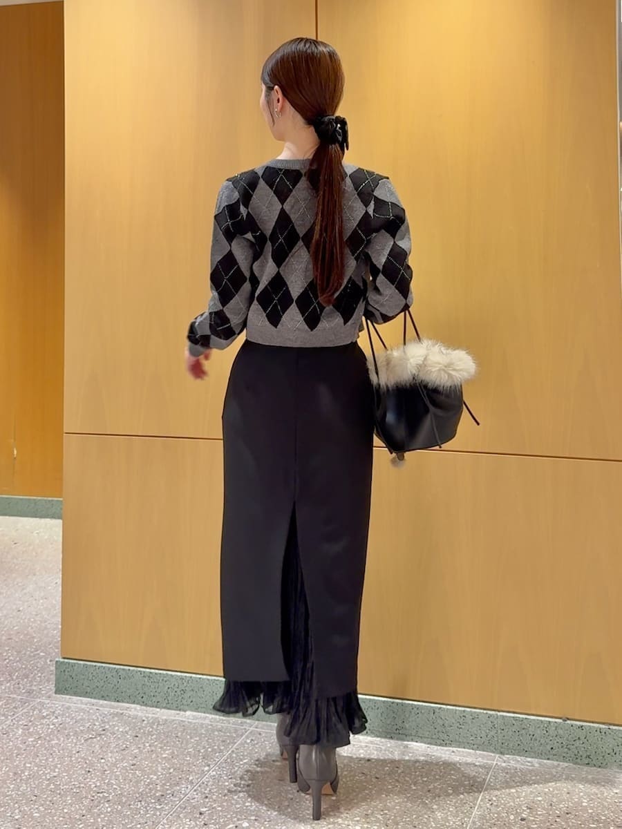 グレー系のブーツ、ブラック系のスカート、グレー系のニット/セーターを着用したレディースの秋コーディネートの3枚目の写真