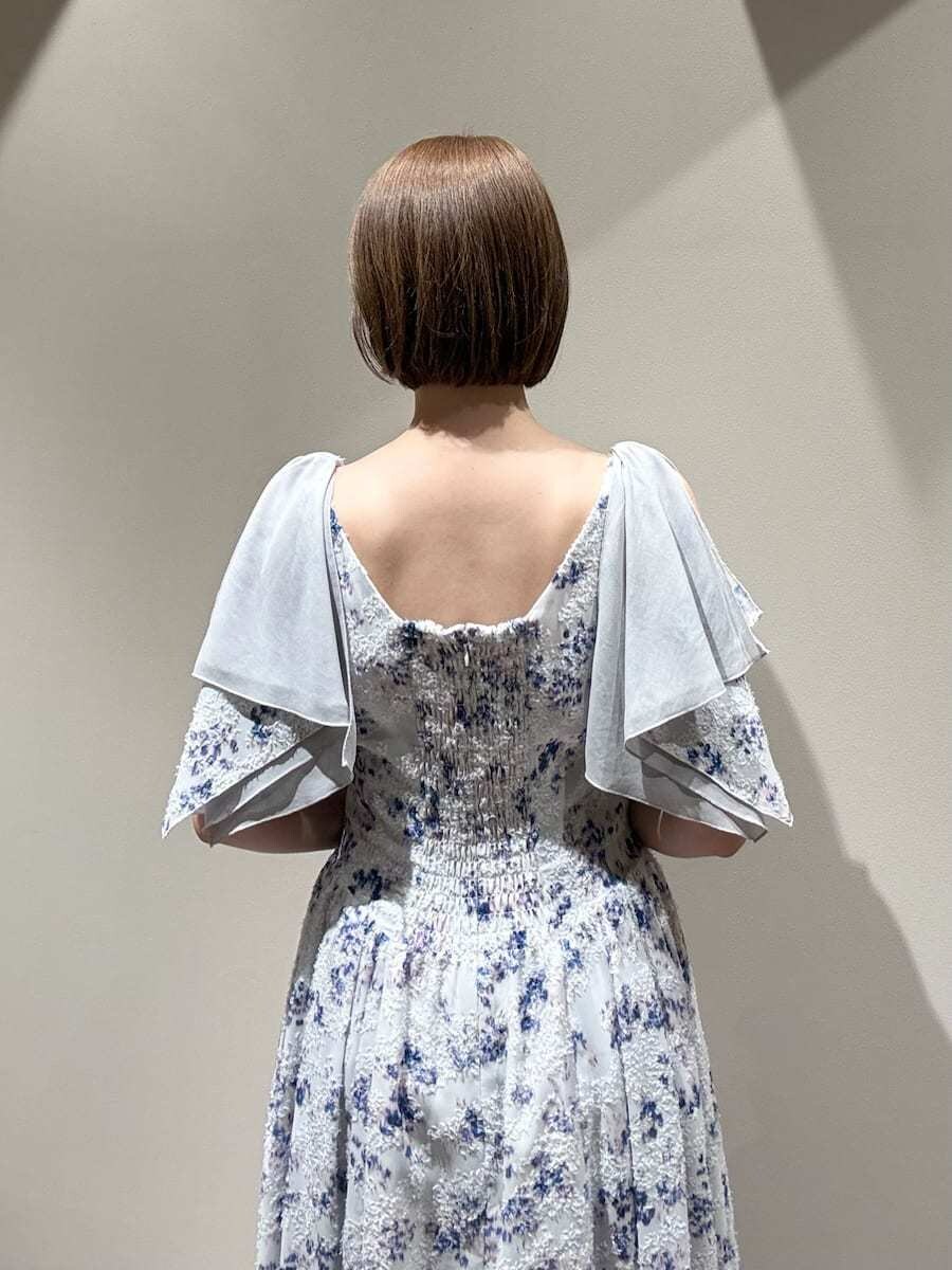 その他のワンピース、イエロー系のパンプス、ホワイト系のハンドバッグを着用したレディースの春コーディネートの6枚目の写真